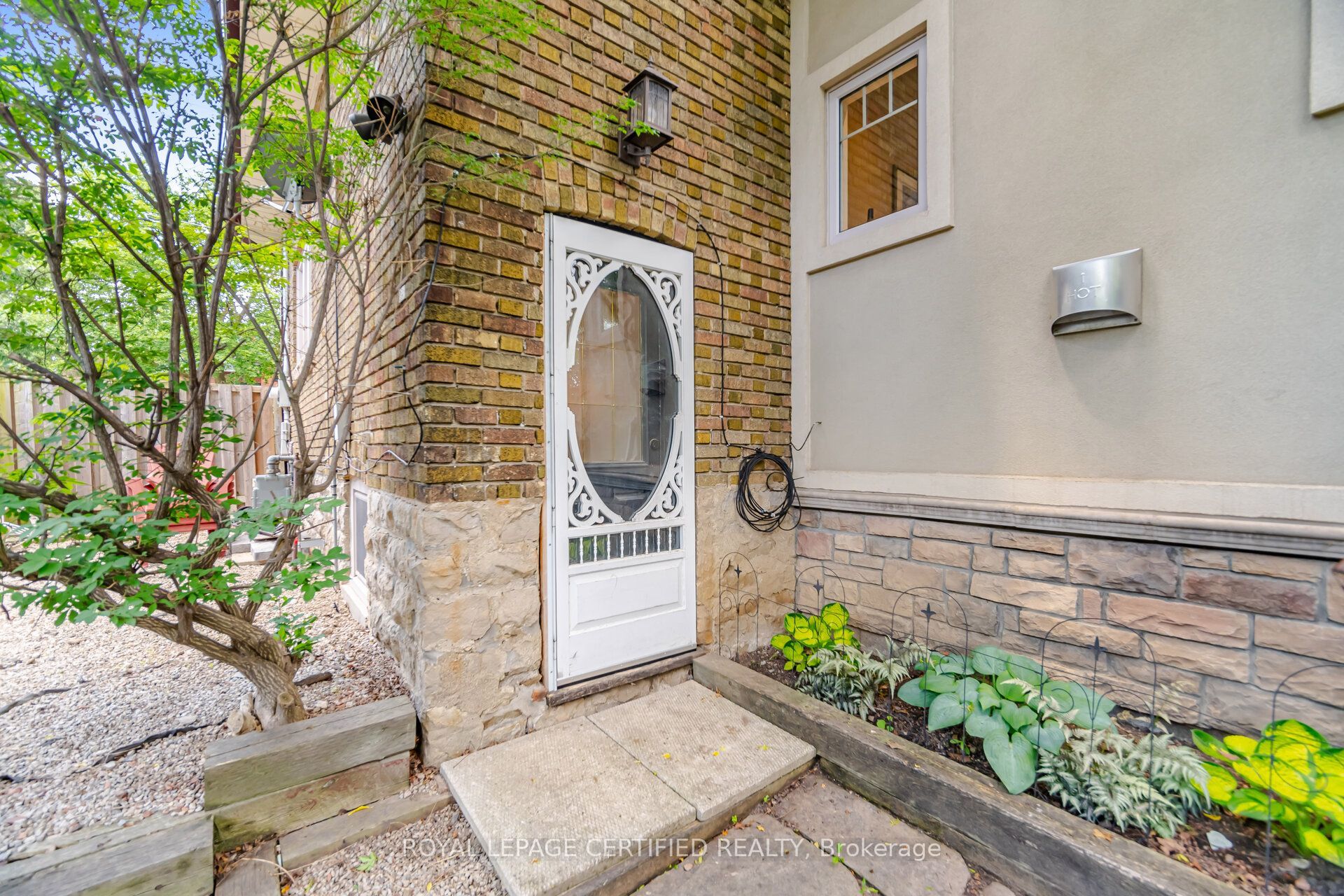 8 Elizabeth Street S Property Photo 32