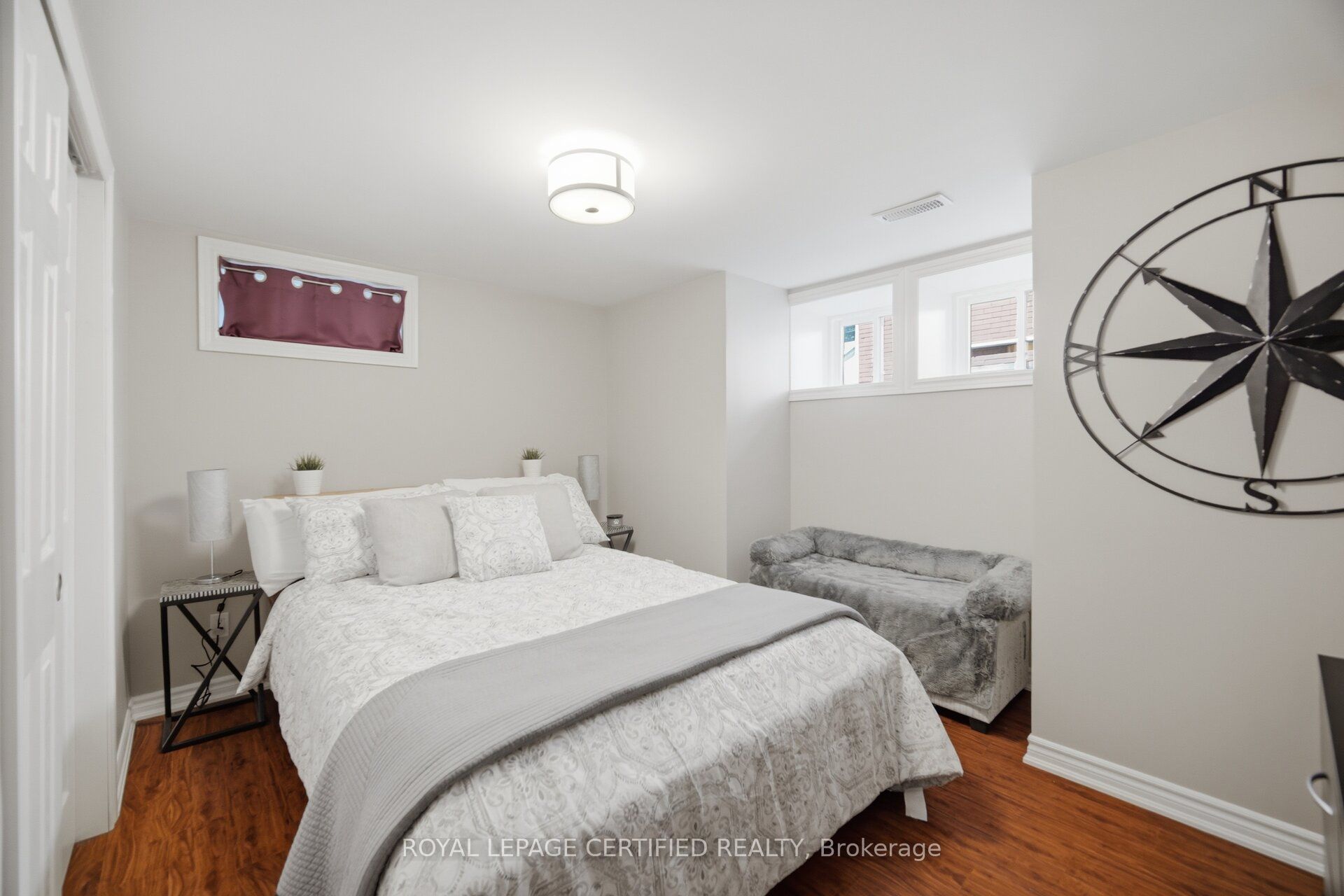 8 Elizabeth Street S Property Photo 37