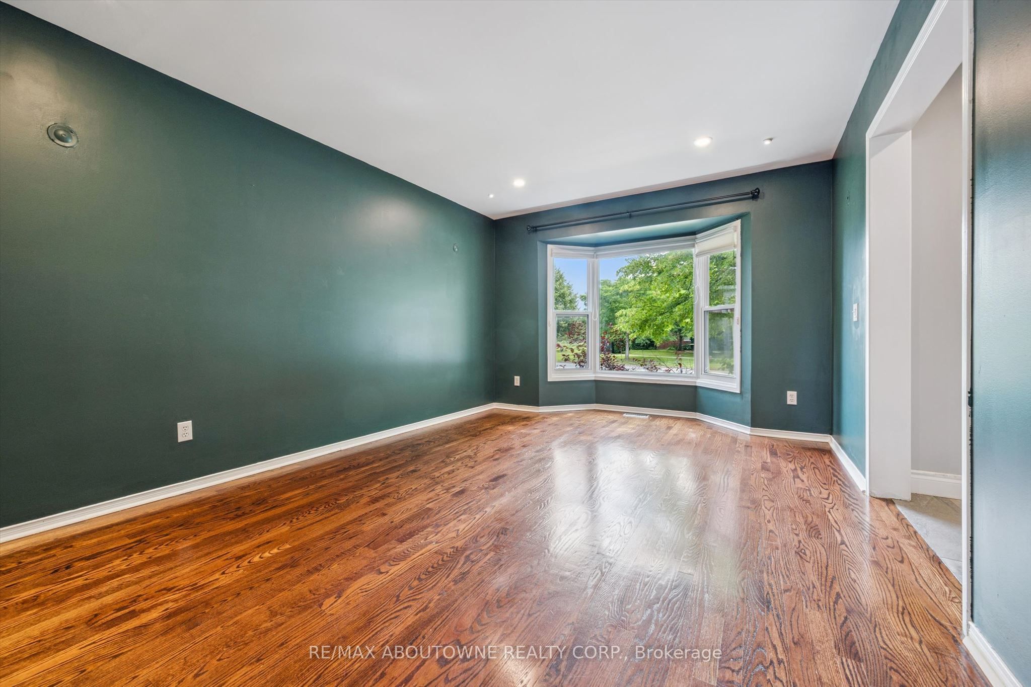 2456 Sixth Line Property Photo 4