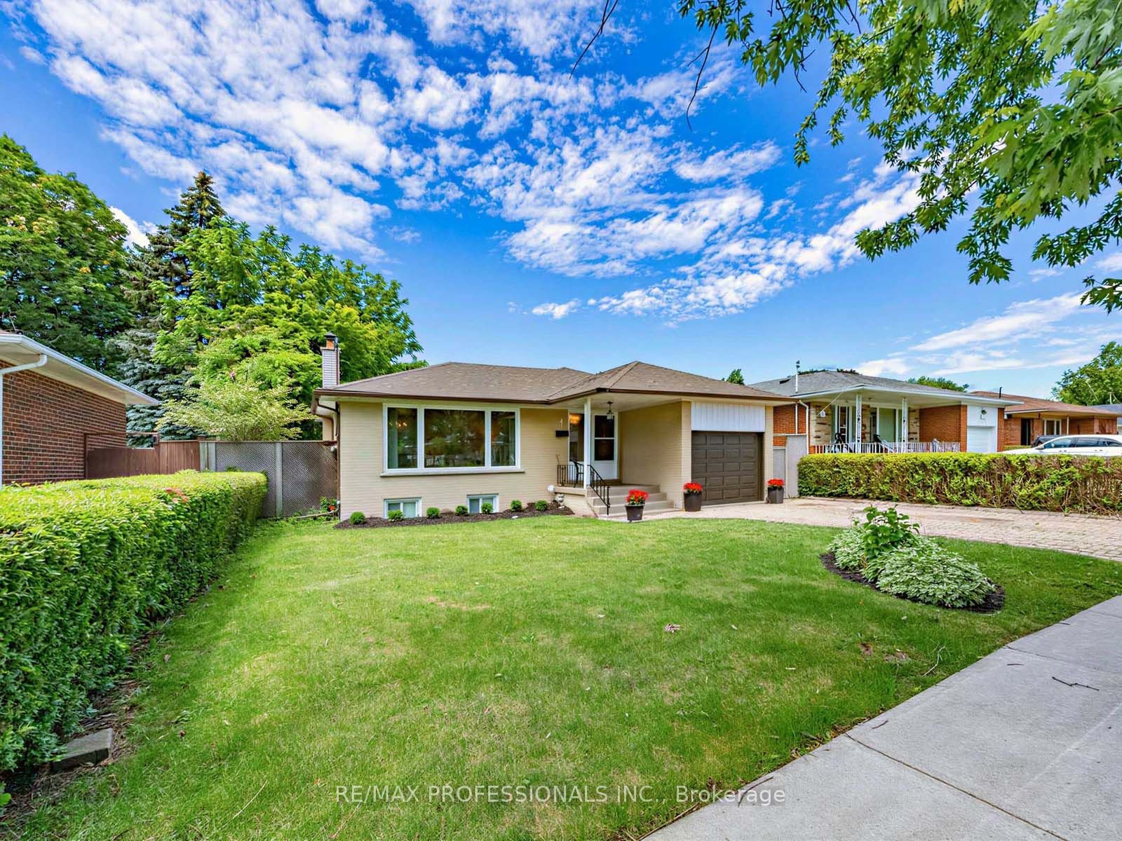 793 Netherton Crescent Property Photo 1