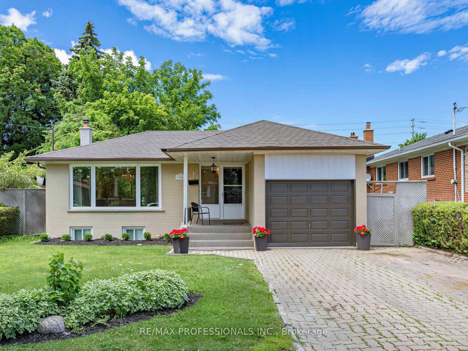 793 Netherton Crescent Property Photo 2
