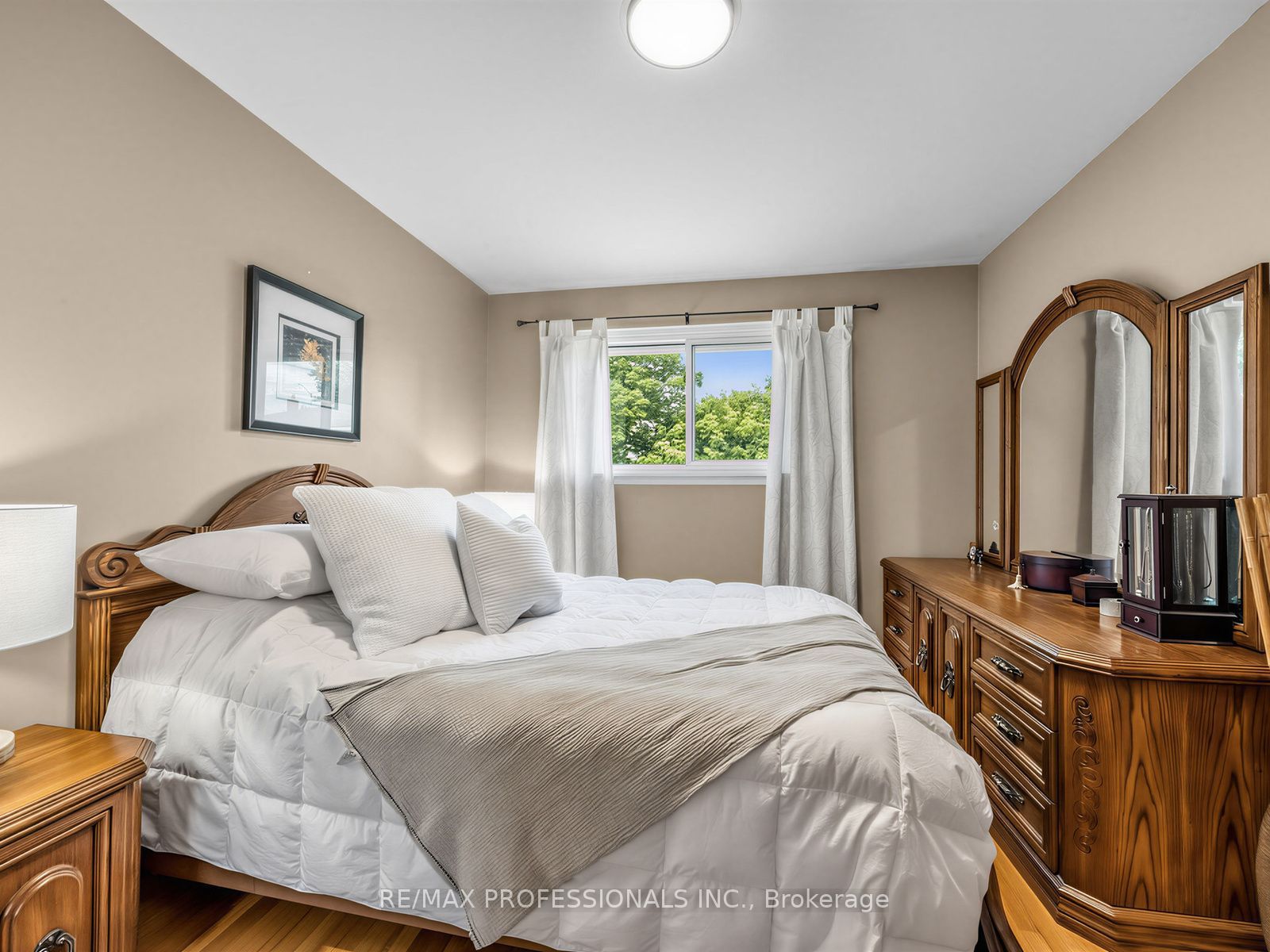 793 Netherton Crescent Property Photo 16