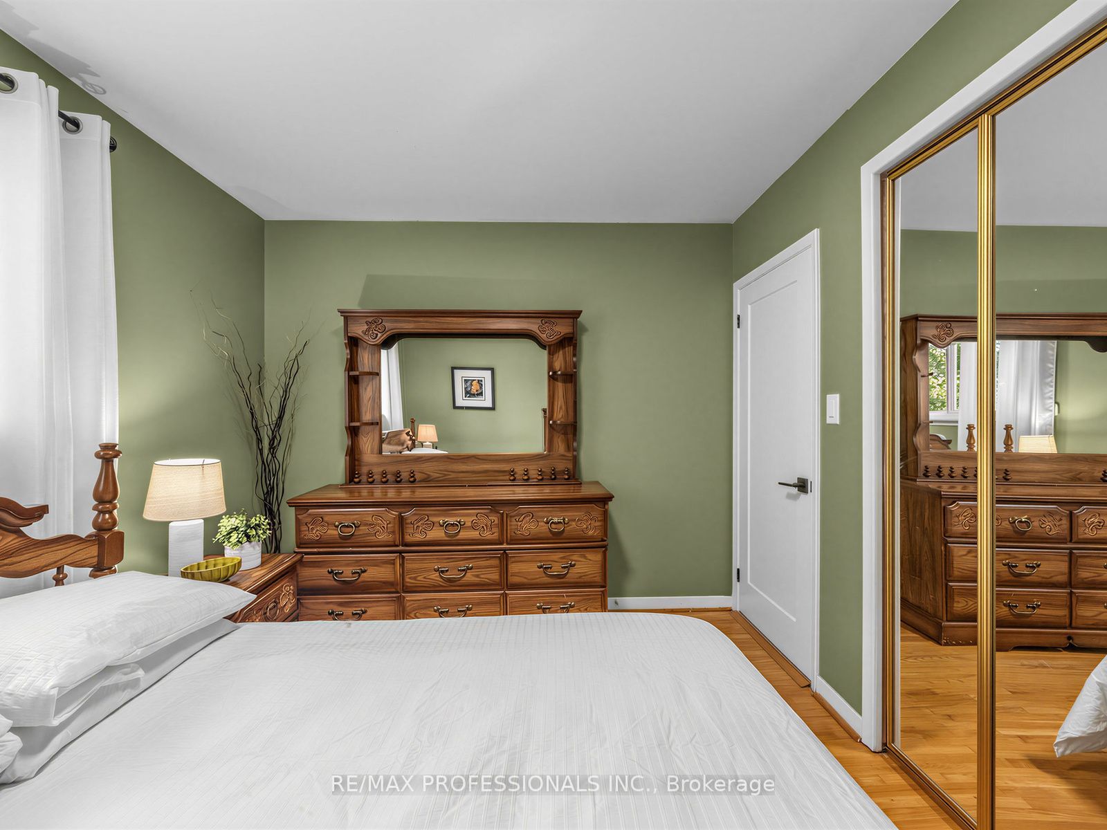 793 Netherton Crescent Property Photo 18