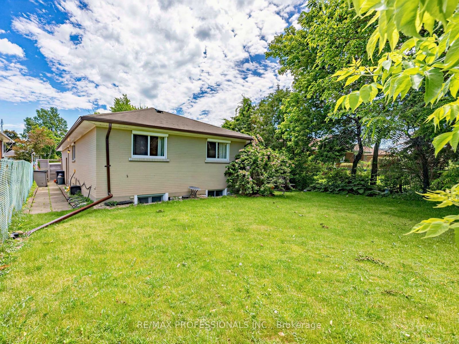 793 Netherton Crescent Property Photo 24