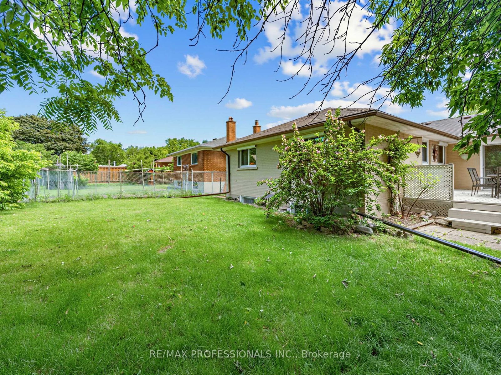 793 Netherton Crescent Property Photo 26