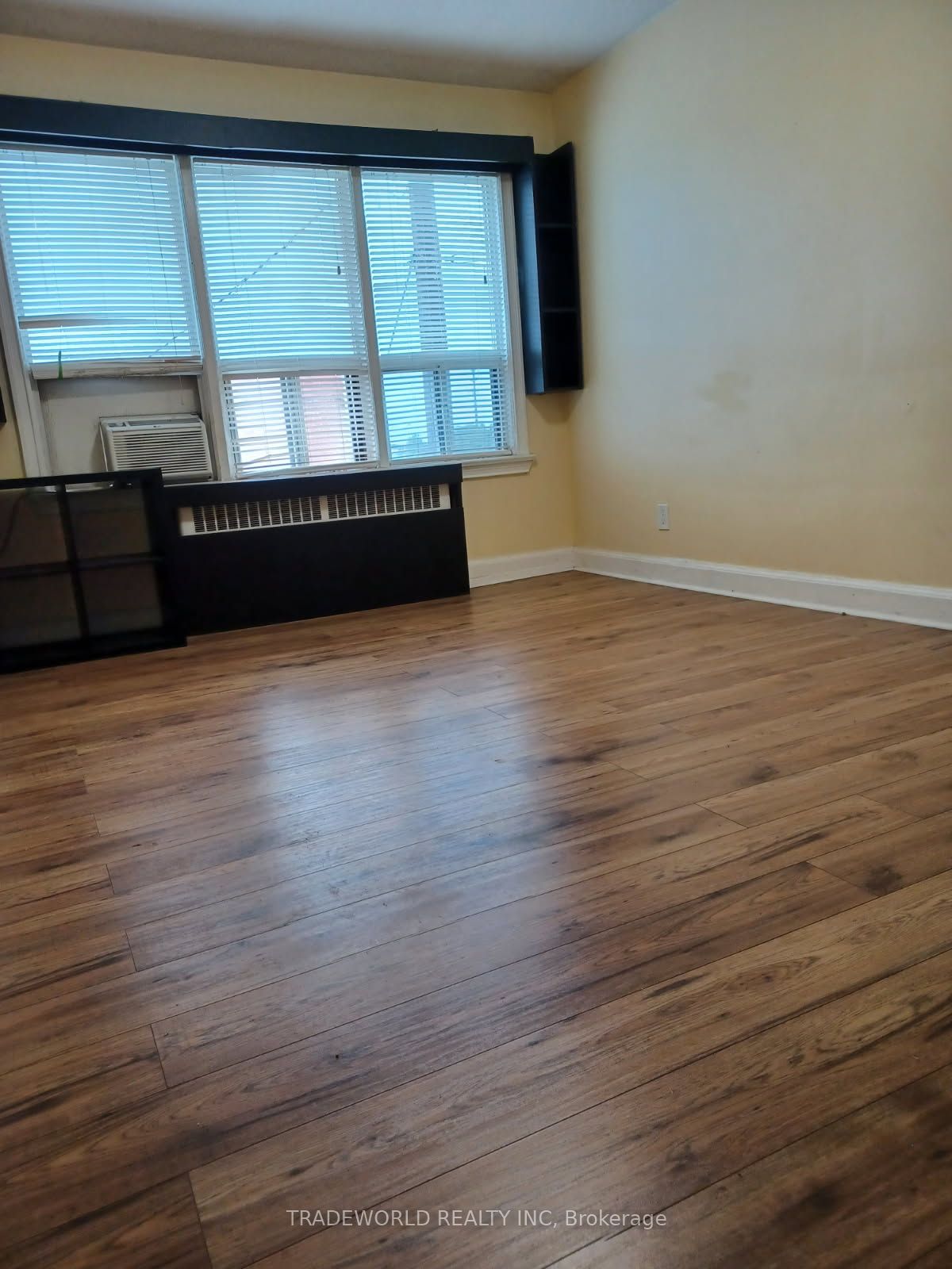 1260 The Queensway Property Photo 5