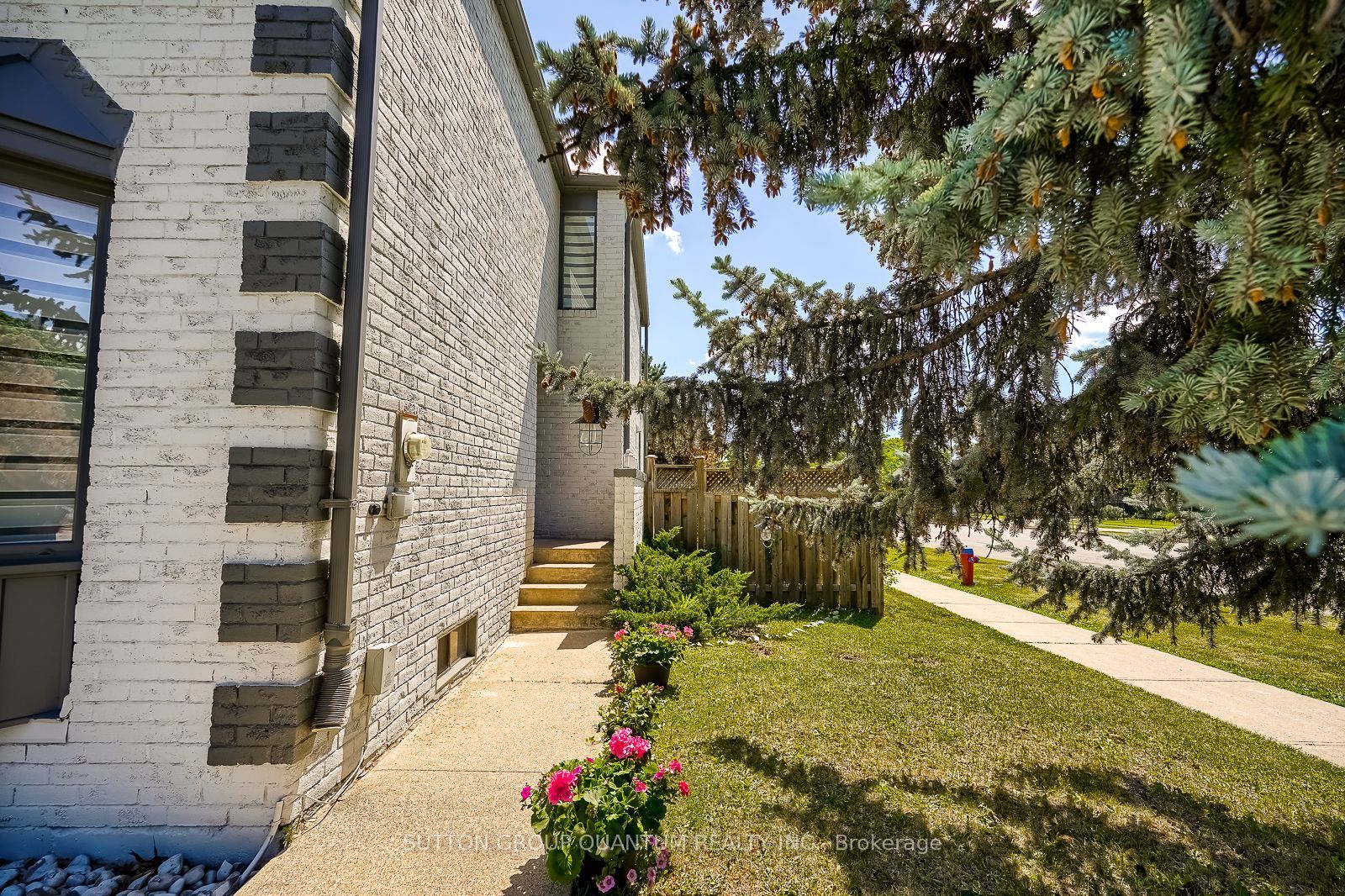 1279 Hedgestone Crescent S Property Photo 11