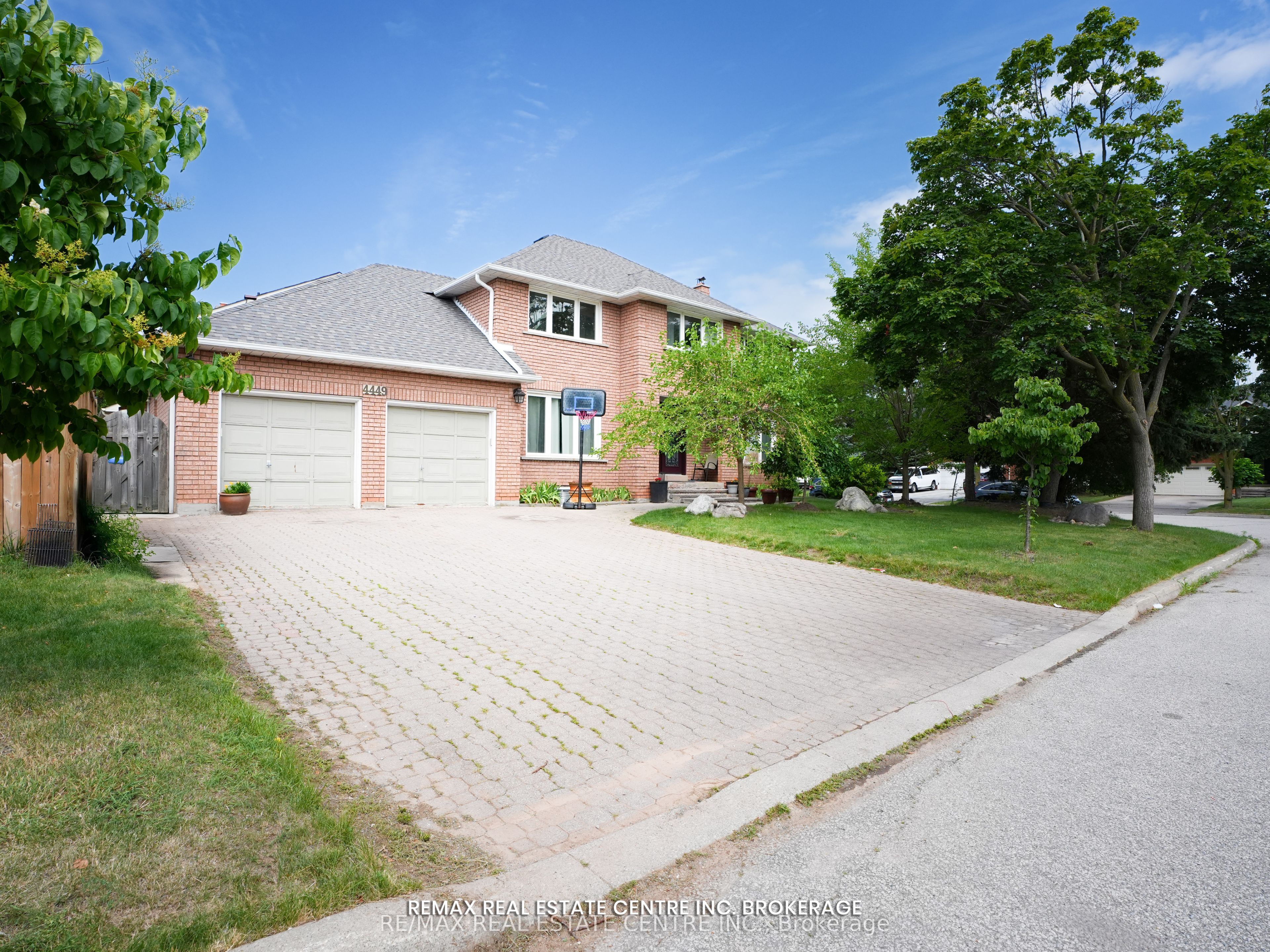 4449 Idlewilde Crescent Property Photo 2