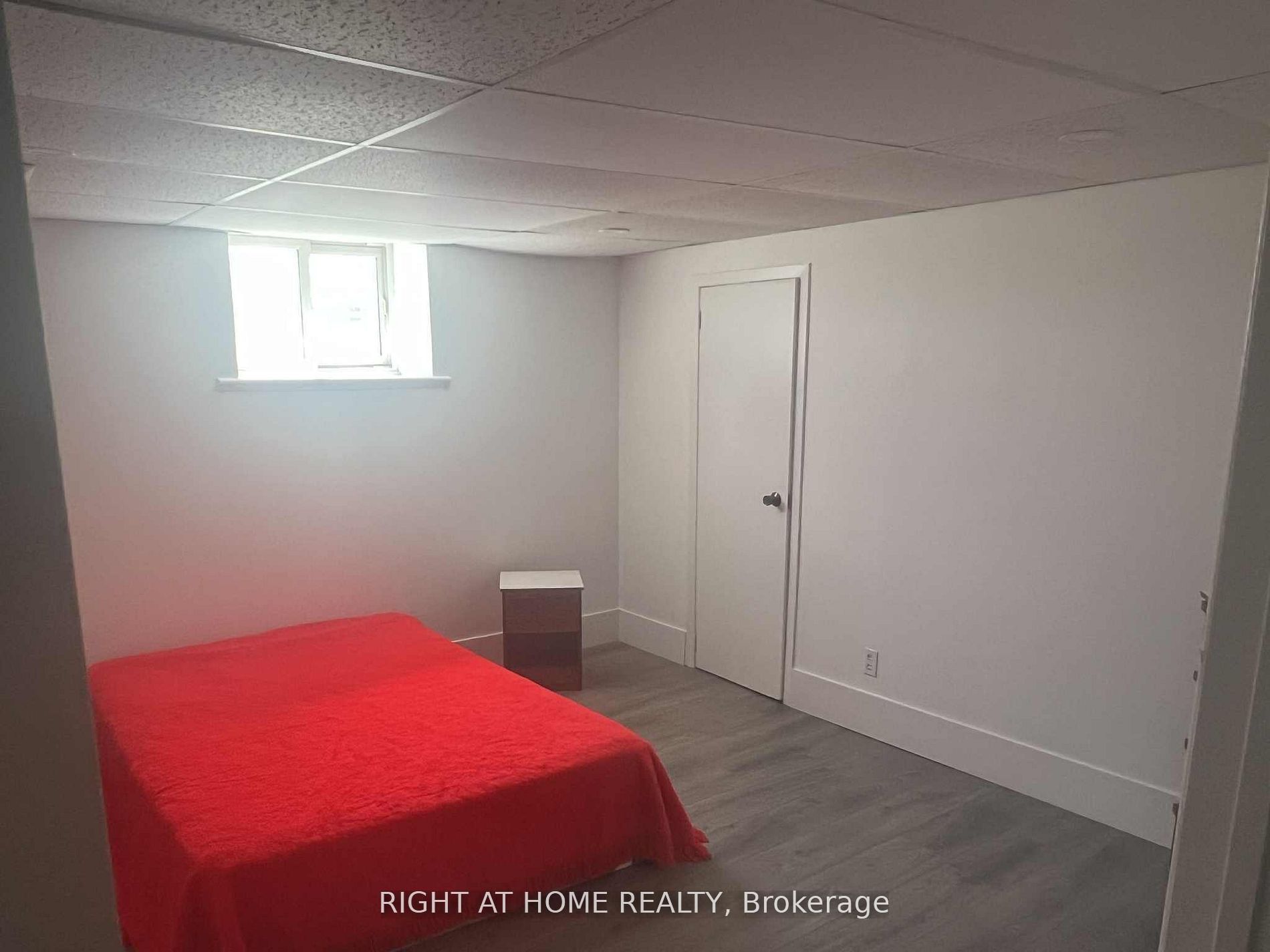 5409 Derry Road Property Photo 7