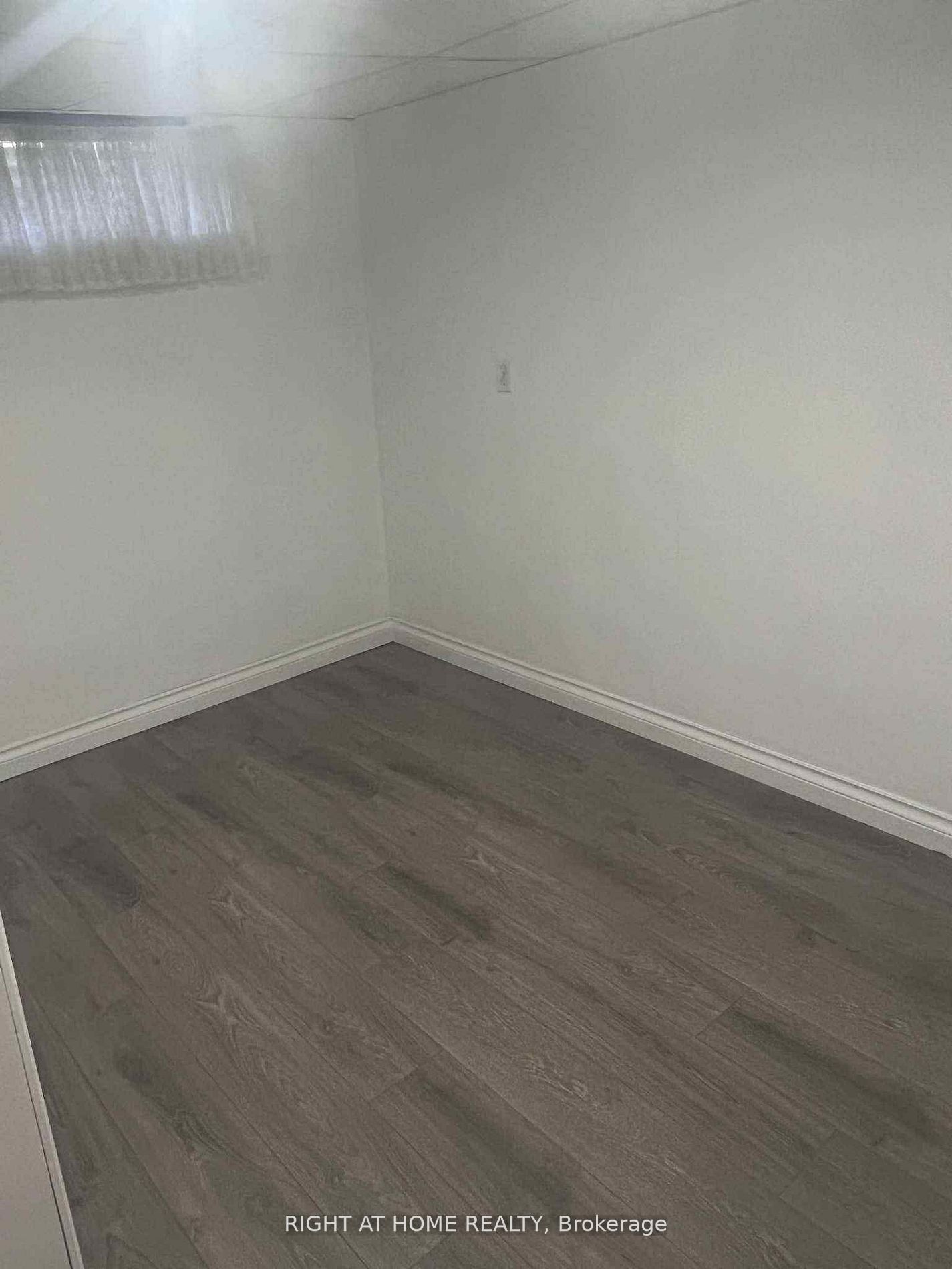 5409 Derry Road Property Photo 8