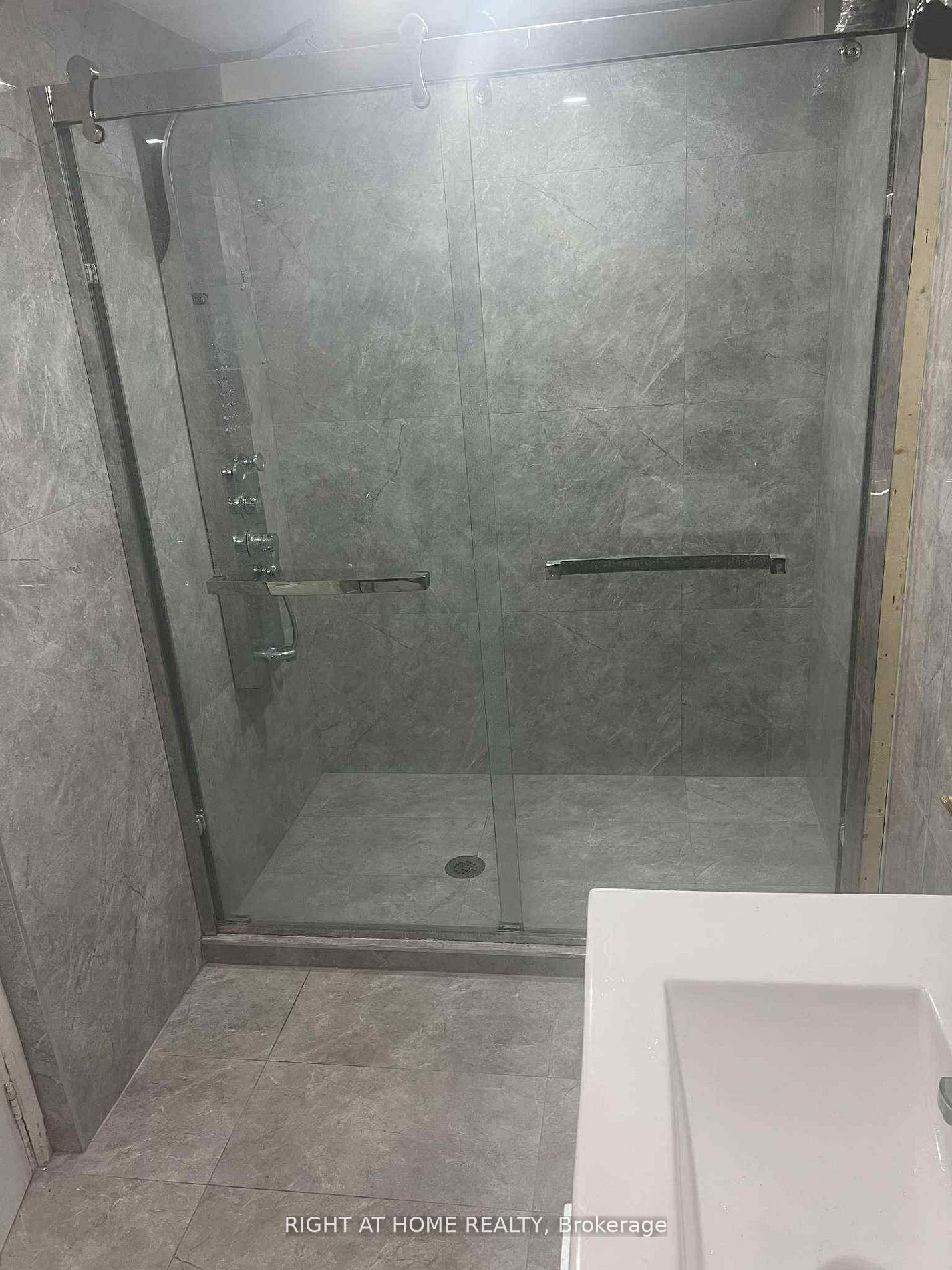 5409 Derry Road Property Photo 10