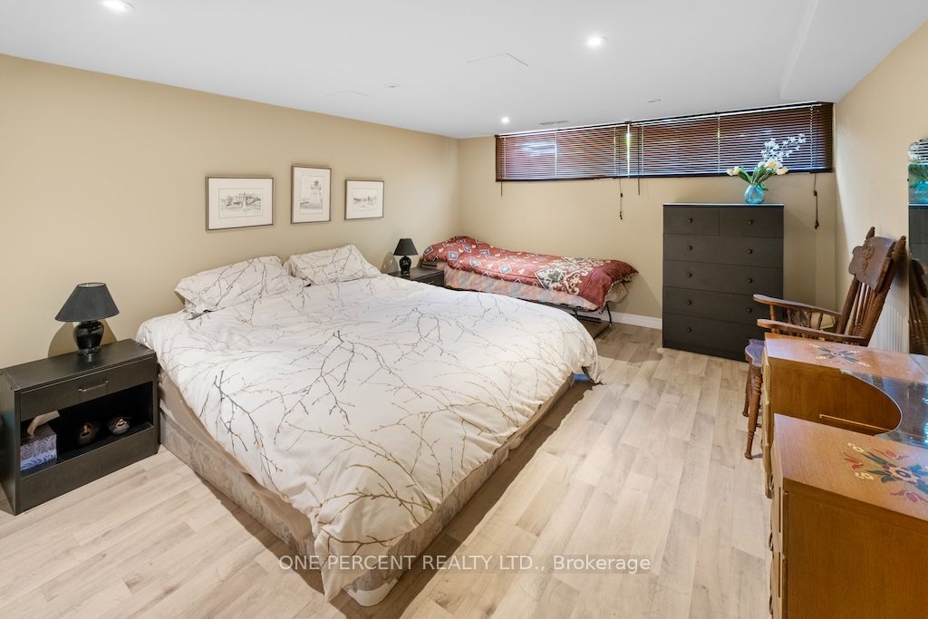 583 Stephens Crescent Property Photo 28