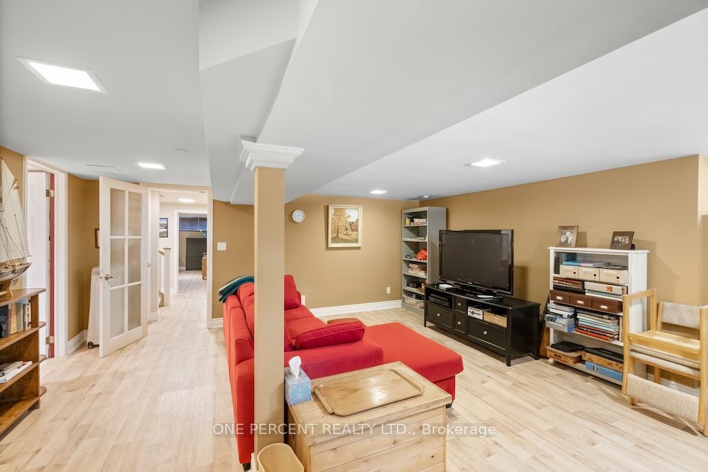 583 Stephens Crescent Property Photo 32