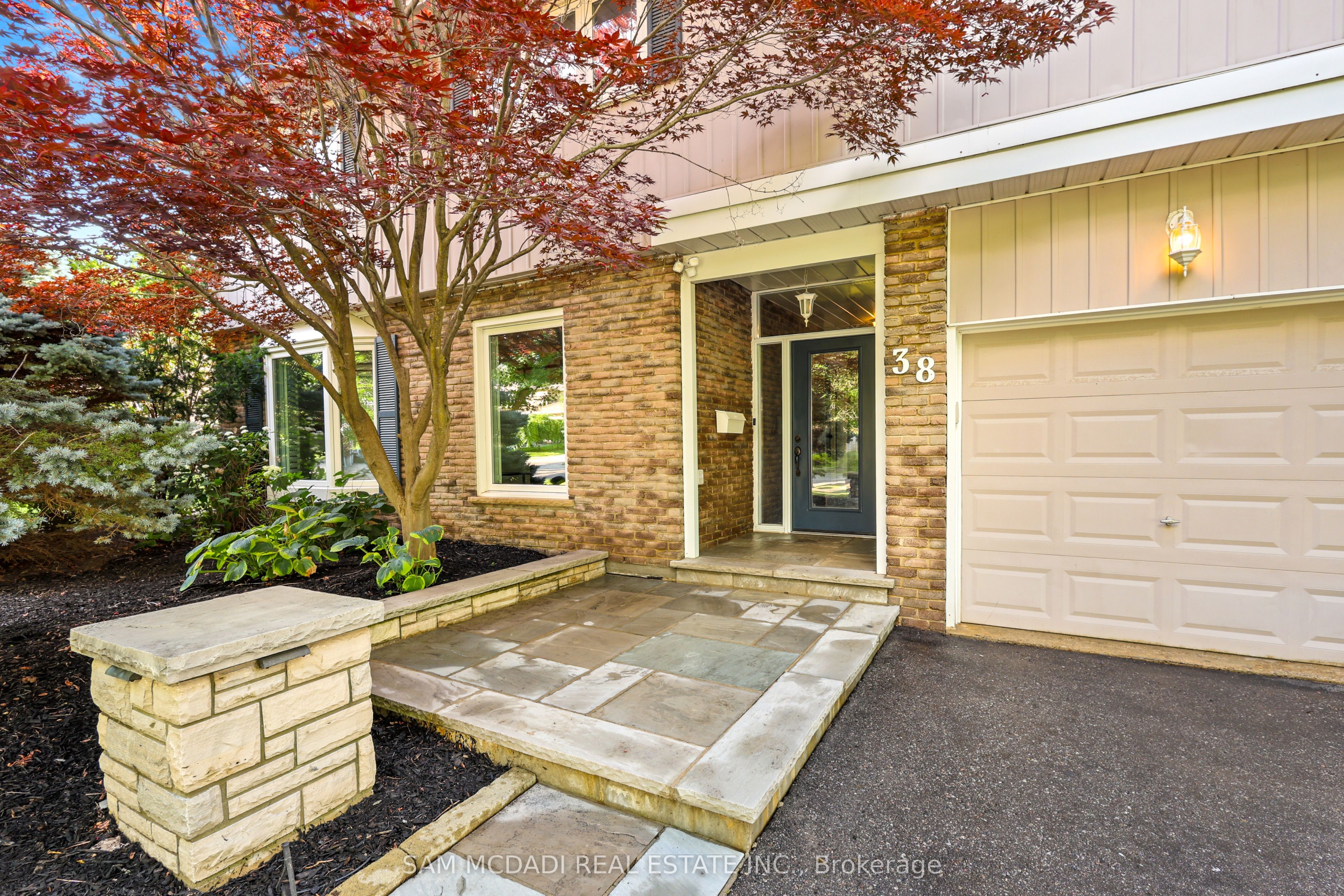 38 Kenninghall Boulevard Property Photo 2