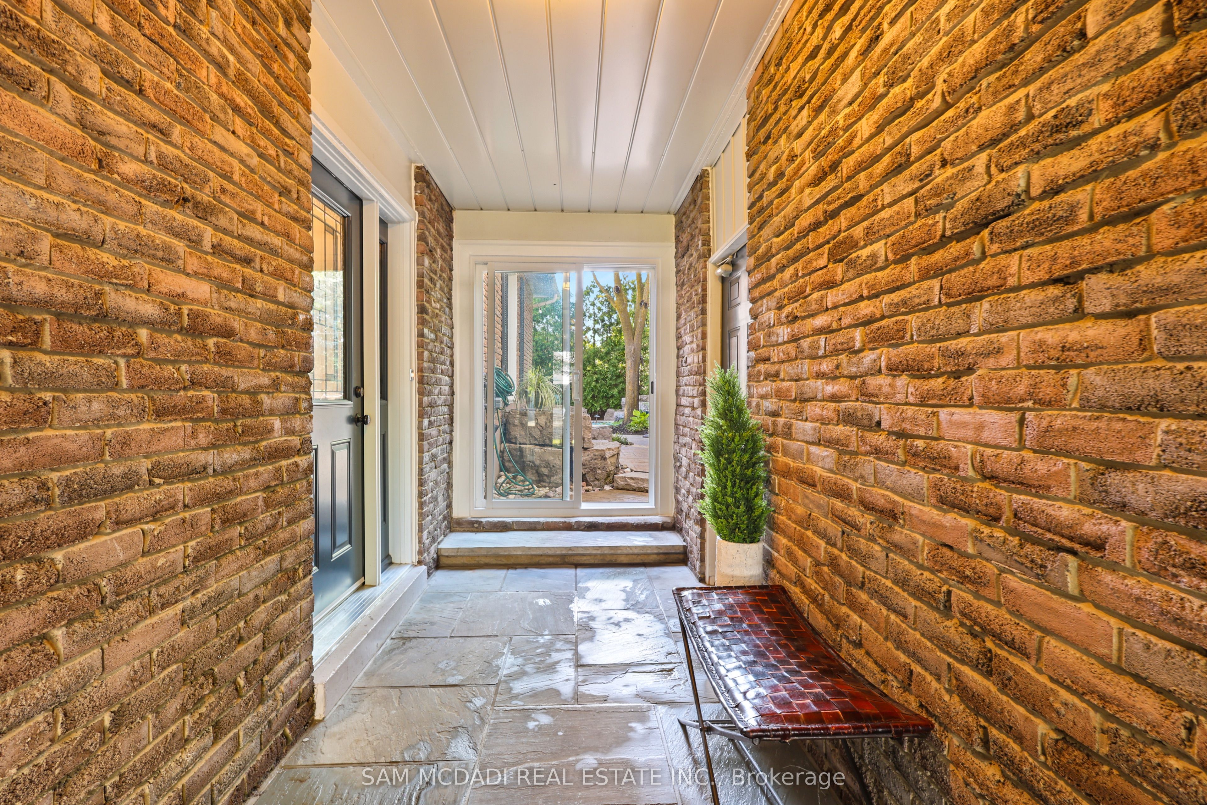 38 Kenninghall Boulevard Property Photo 3