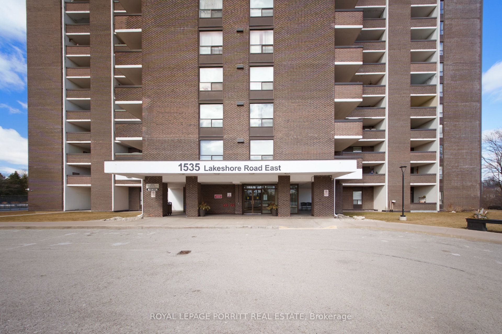 1535 Lakeshore Road E 201 Property Photo 1