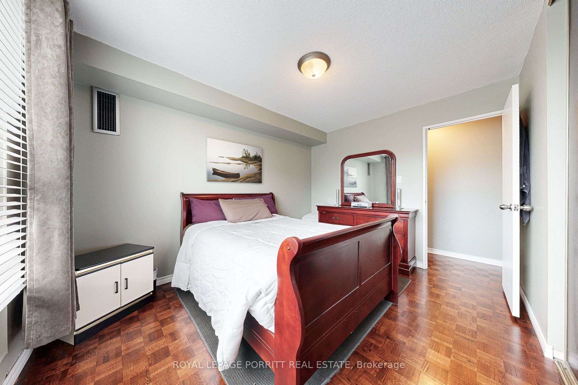 1535 Lakeshore Road E 201 Property Photo 19