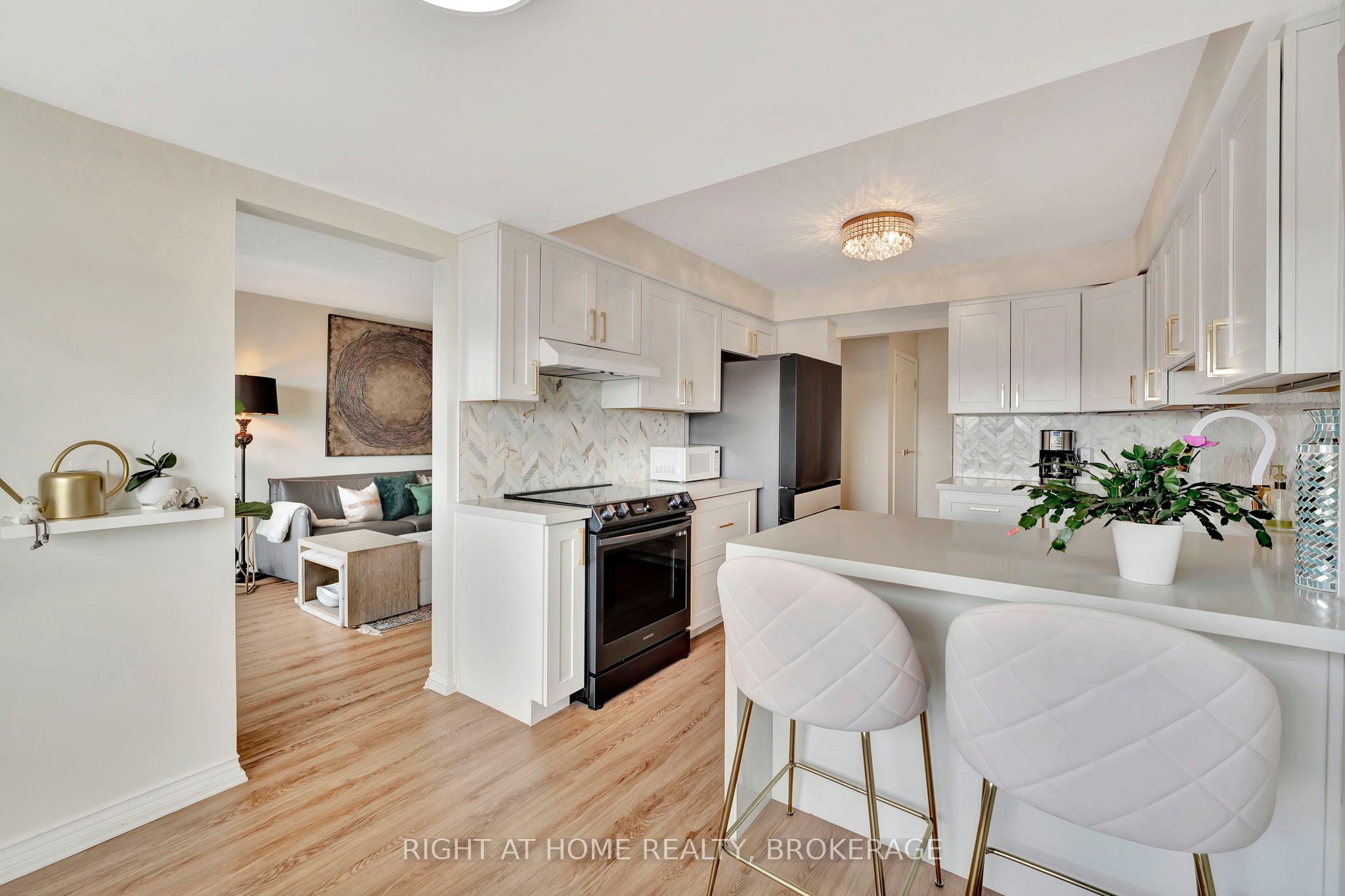 2190 Lakeshore Road 802 Property Photo 13