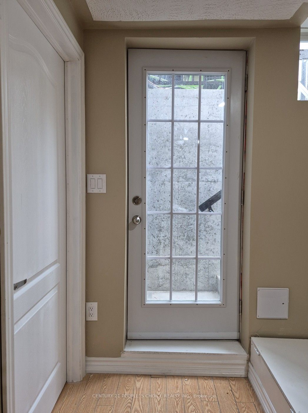 1292 Godwick Drive (lower) Property Photo 6