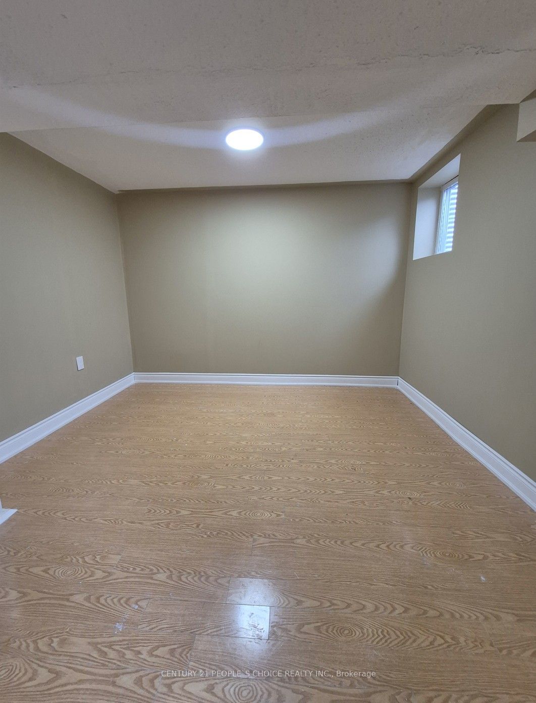 1292 Godwick Drive (lower) Property Photo 8