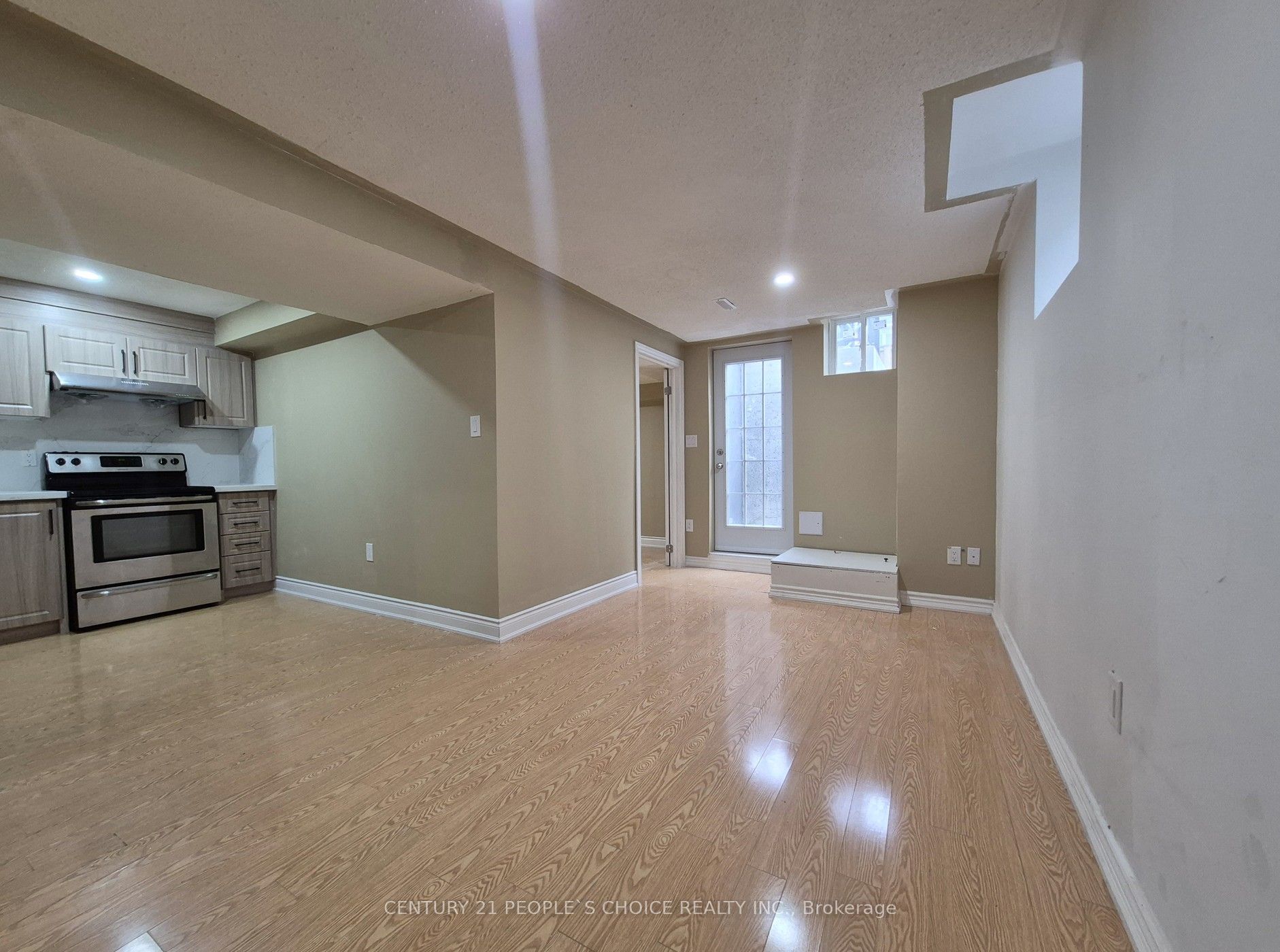 1292 Godwick Drive (lower) Property Photo 10