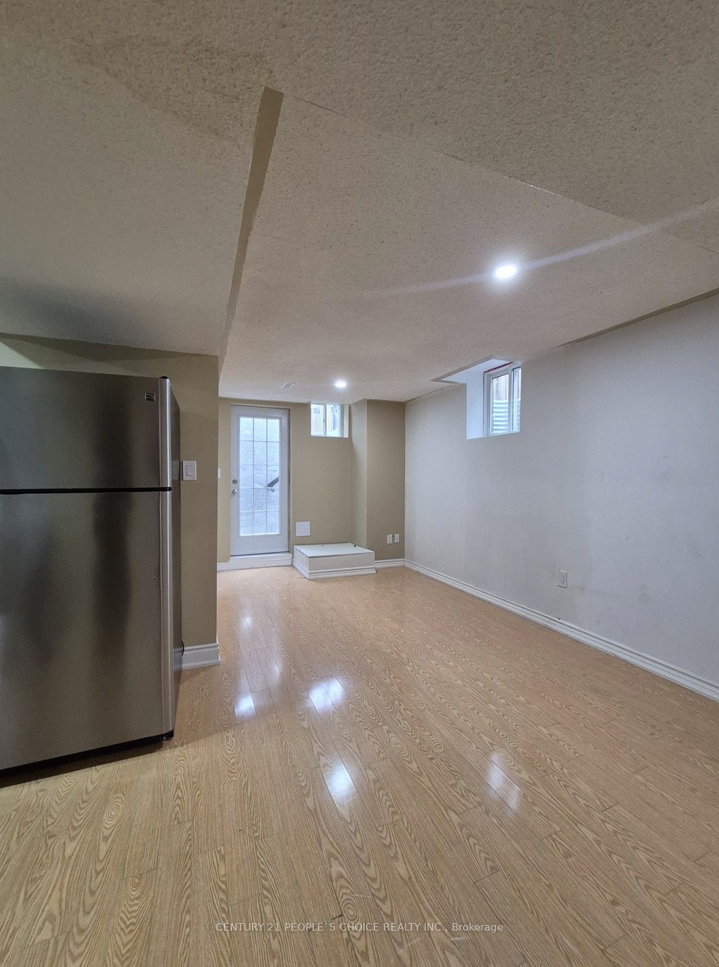 1292 Godwick Drive (lower) Property Photo 11
