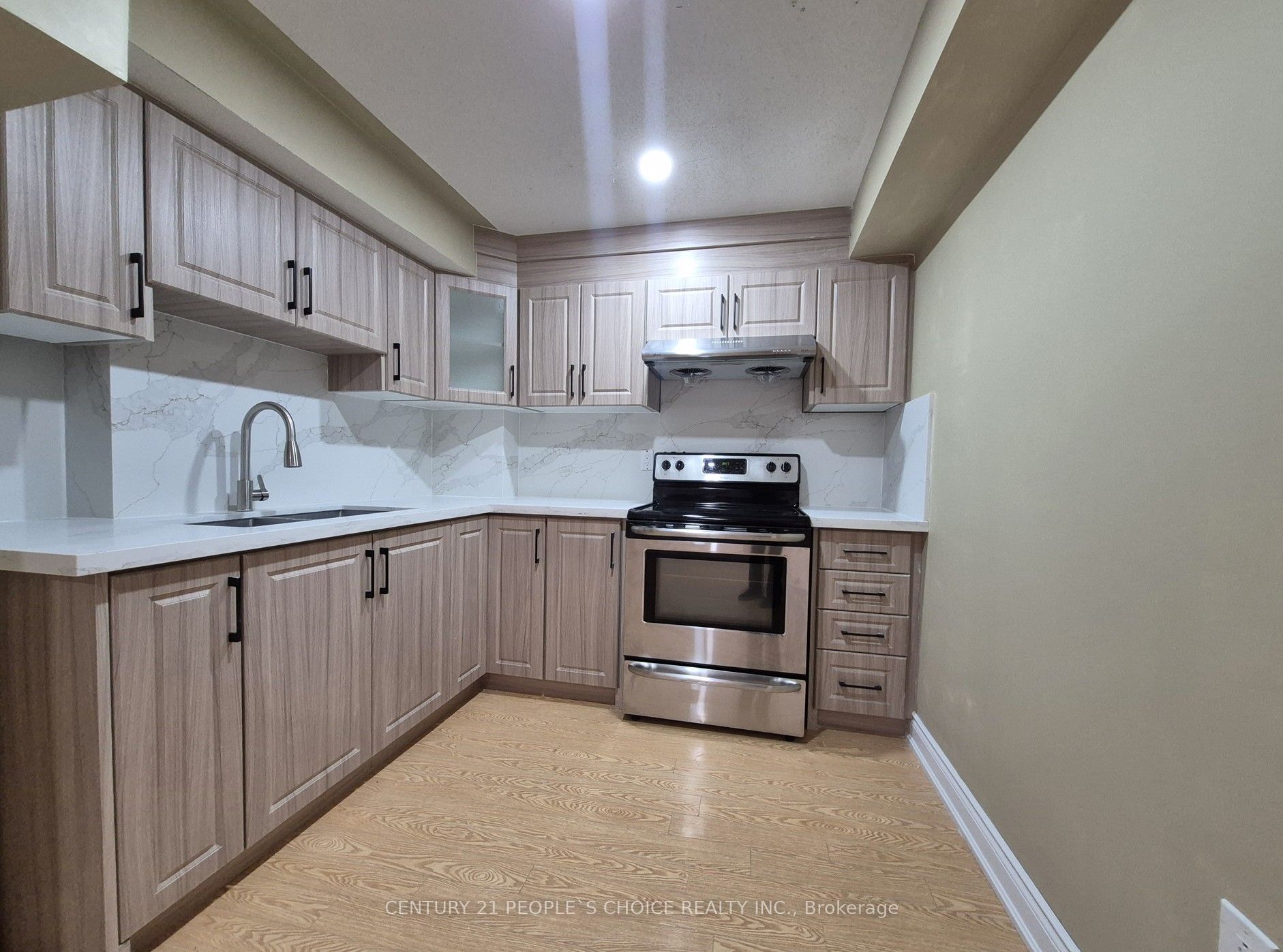 1292 Godwick Drive (lower) Property Photo 13
