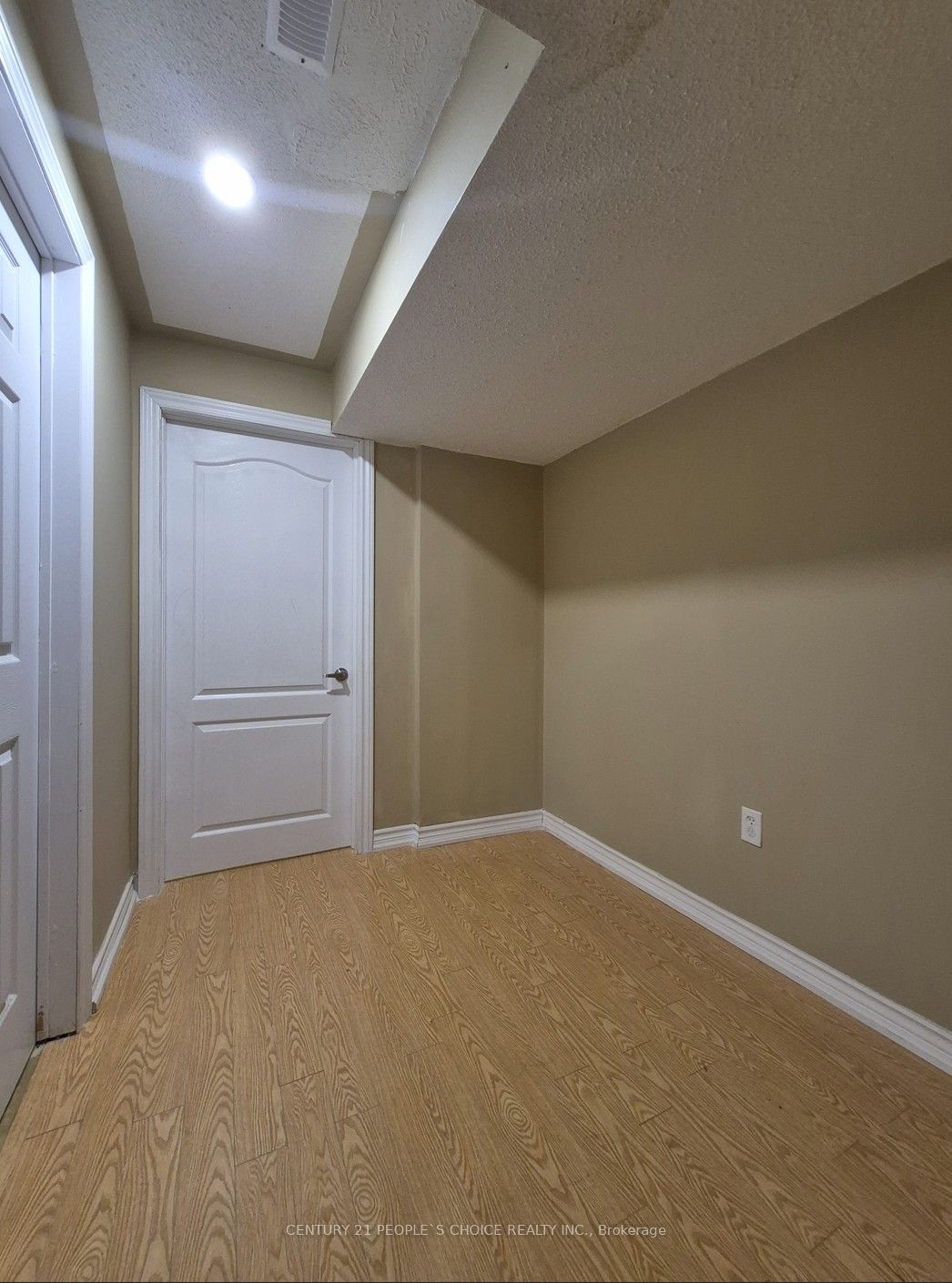 1292 Godwick Drive (lower) Property Photo 18