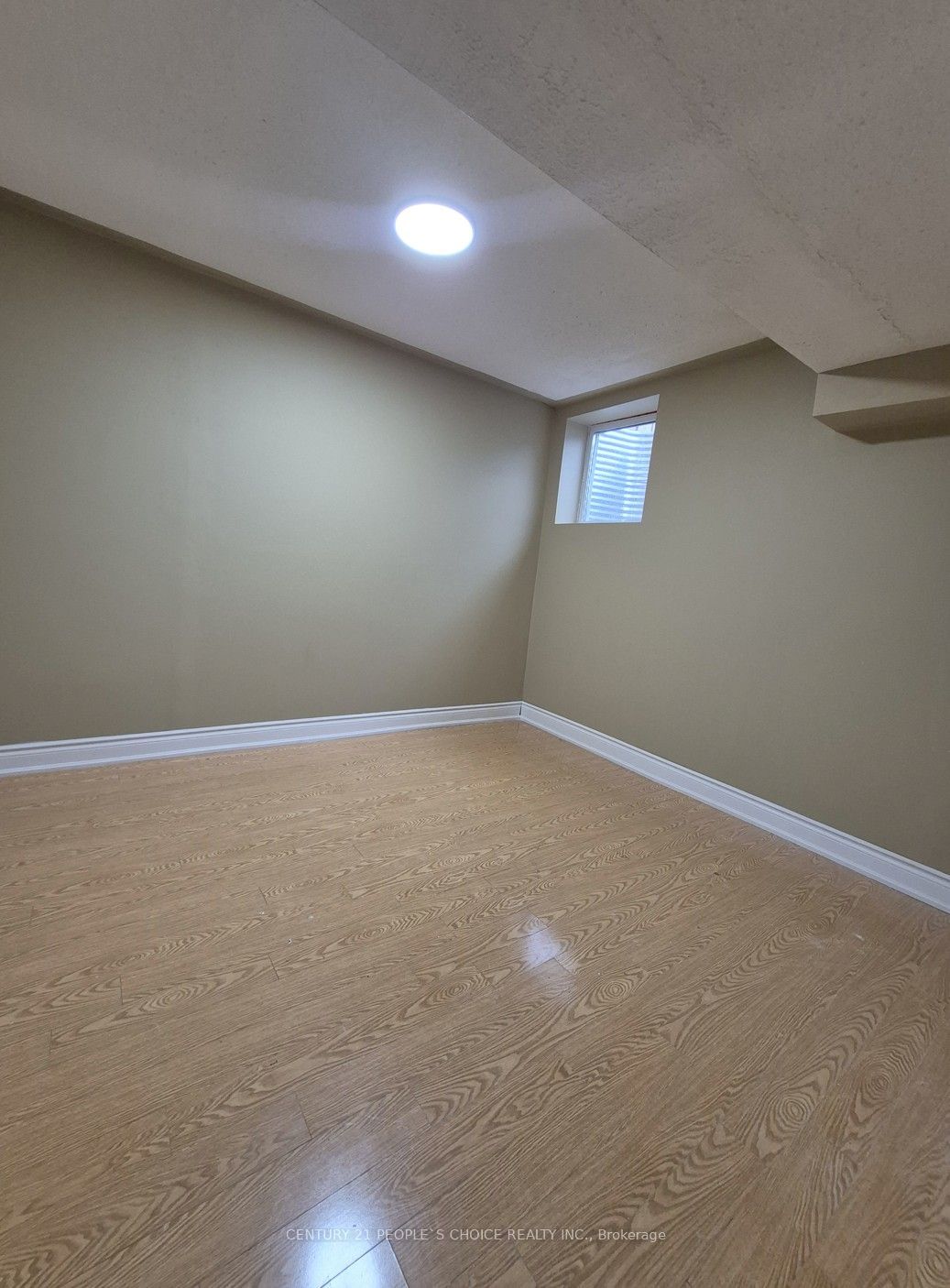 1292 Godwick Drive (lower) Property Photo 20
