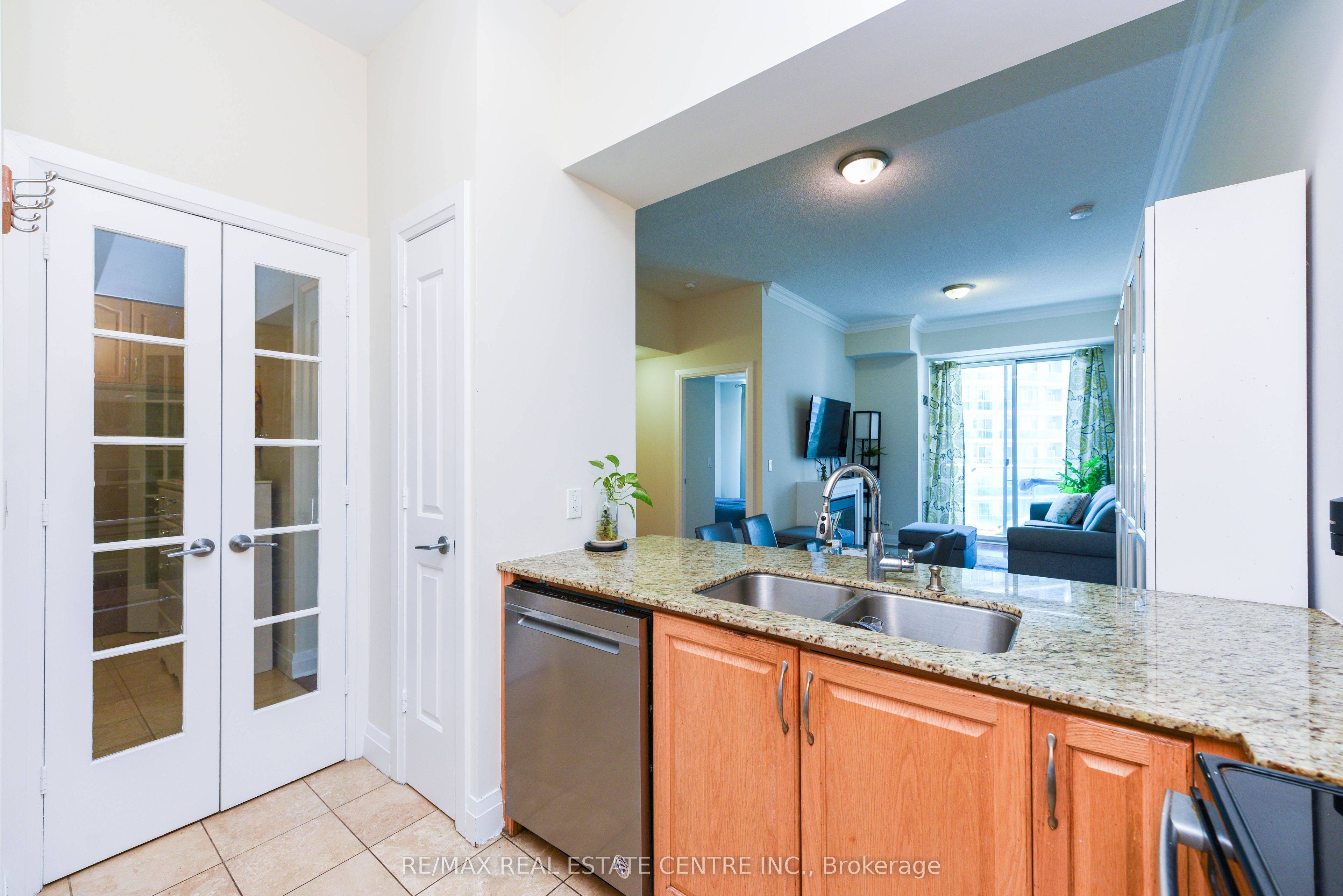 90 Absolute Avenue 2605 Property Photo 5