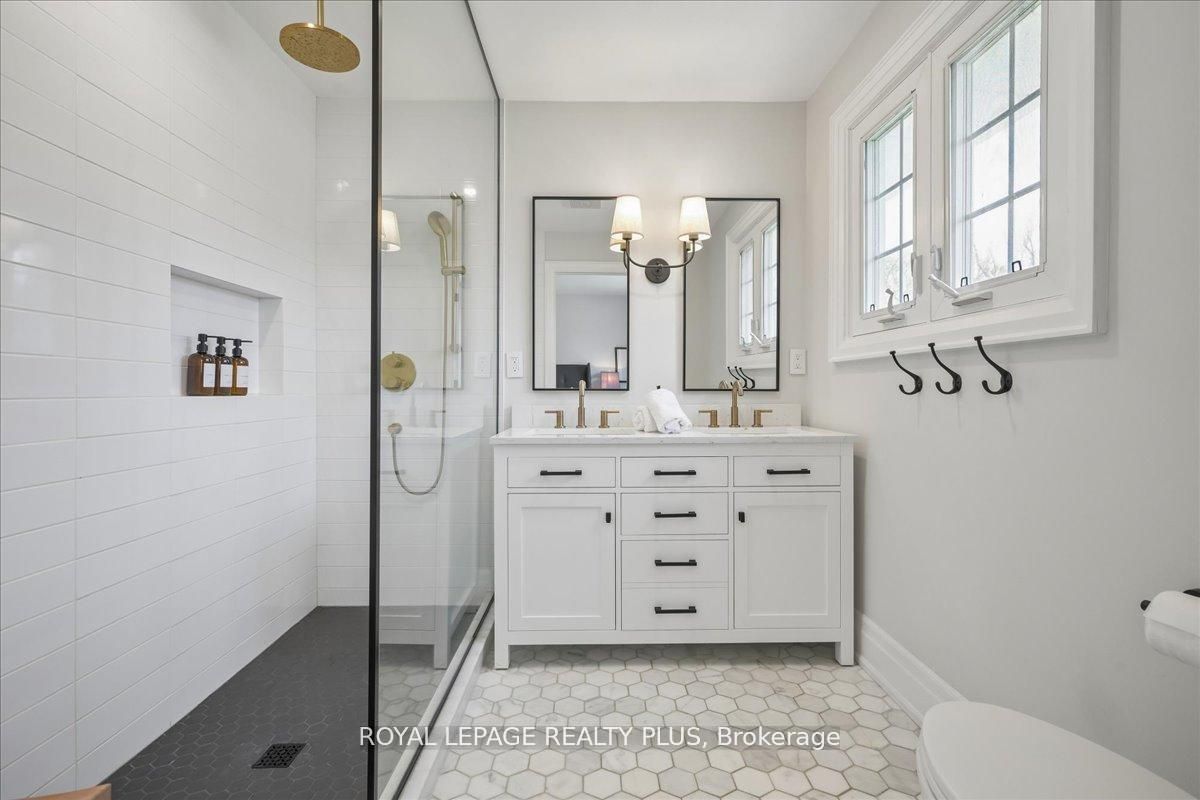 1594 Calumet Place Property Photo 32