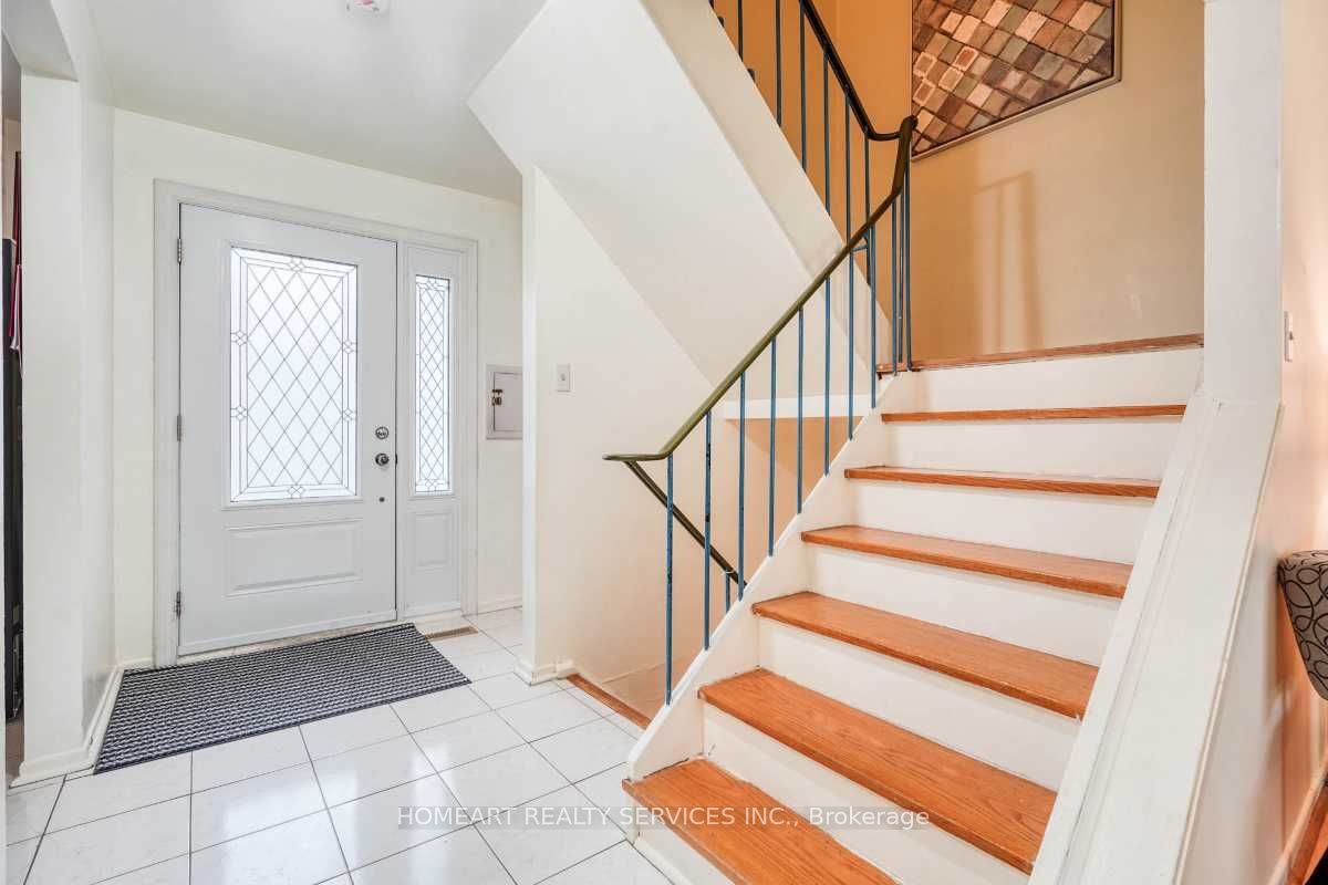 27 Gosford Boulevard 1 Property Photo 2