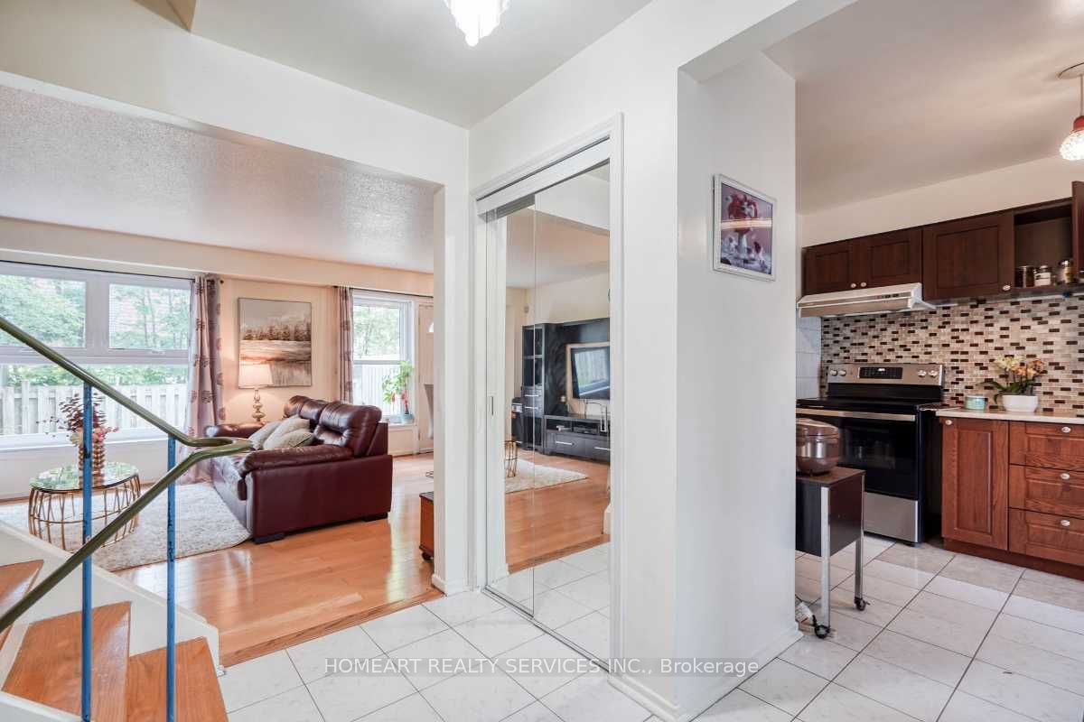 27 Gosford Boulevard 1 Property Photo 3