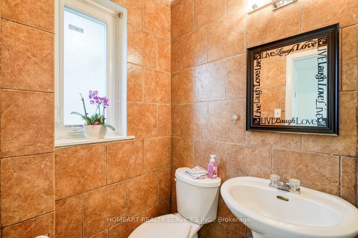 27 Gosford Boulevard 1 Property Photo 4