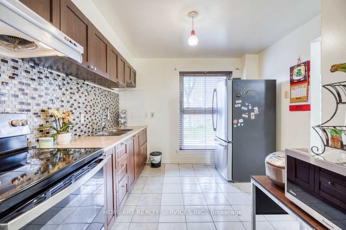 27 Gosford Boulevard 1 Property Photo 11