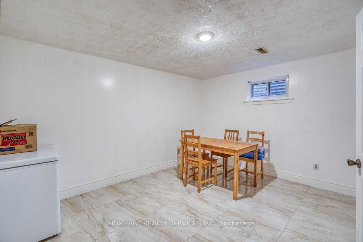 27 Gosford Boulevard 1 Property Photo 17