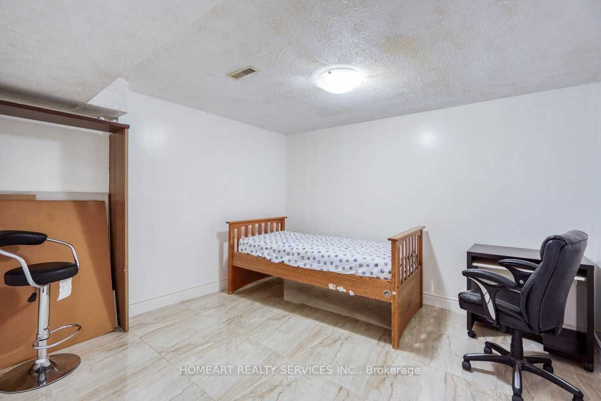 27 Gosford Boulevard 1 Property Photo 18