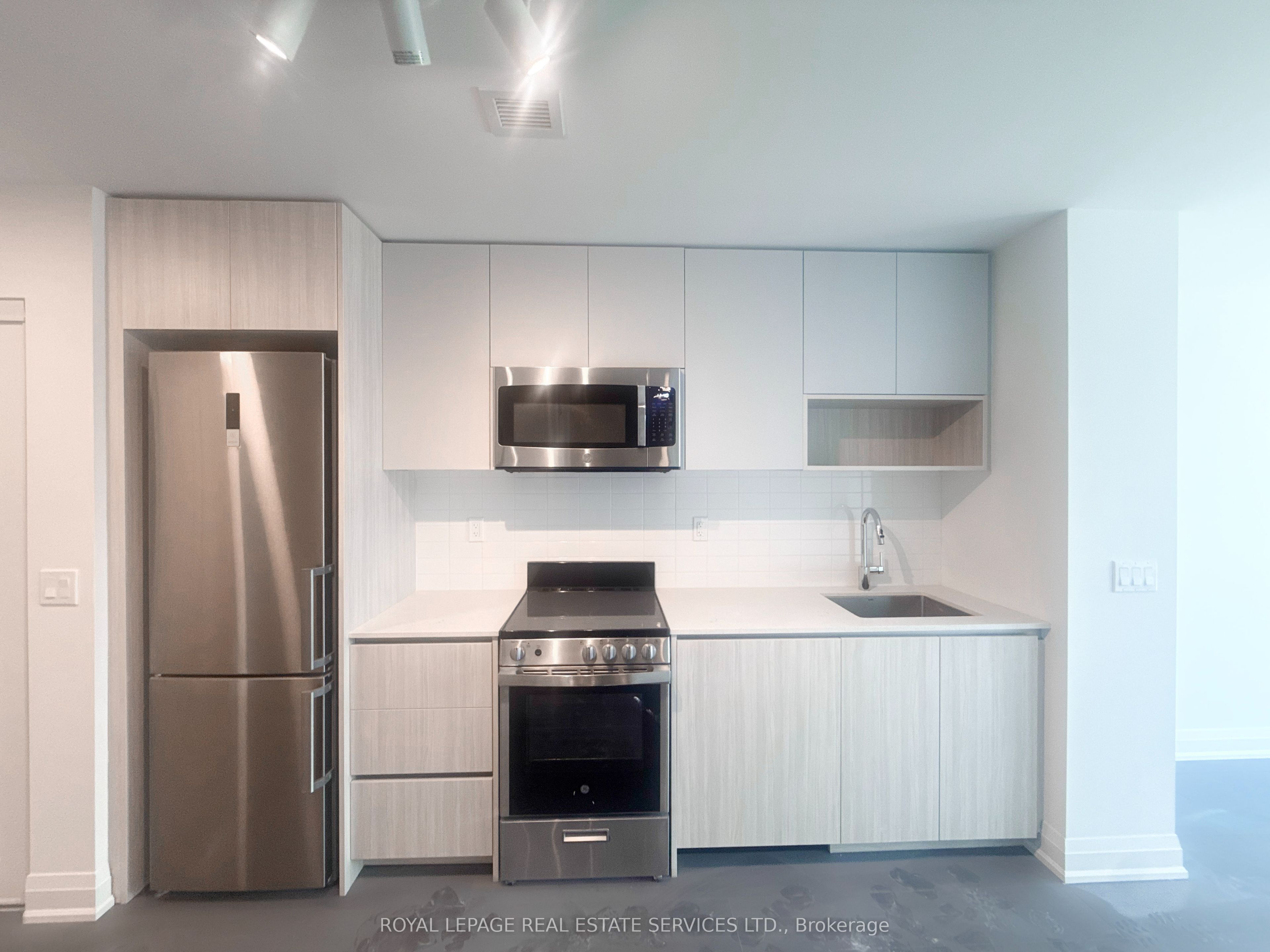 799 The Queensway 105 Upper Property Photo 5