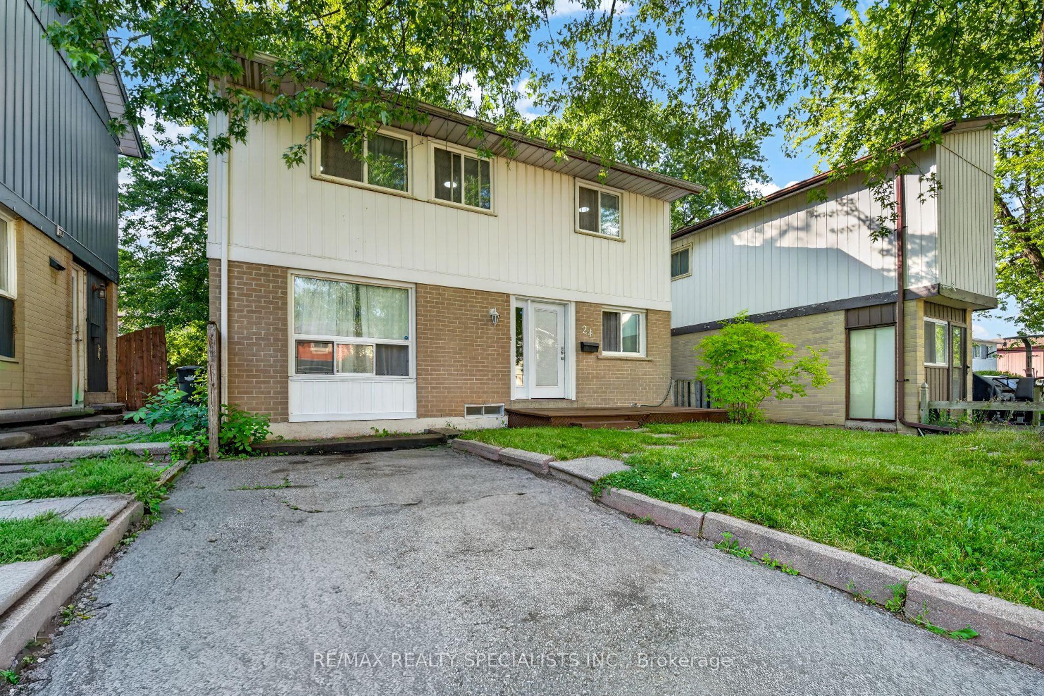 24 Garrison Square Property Photo 1