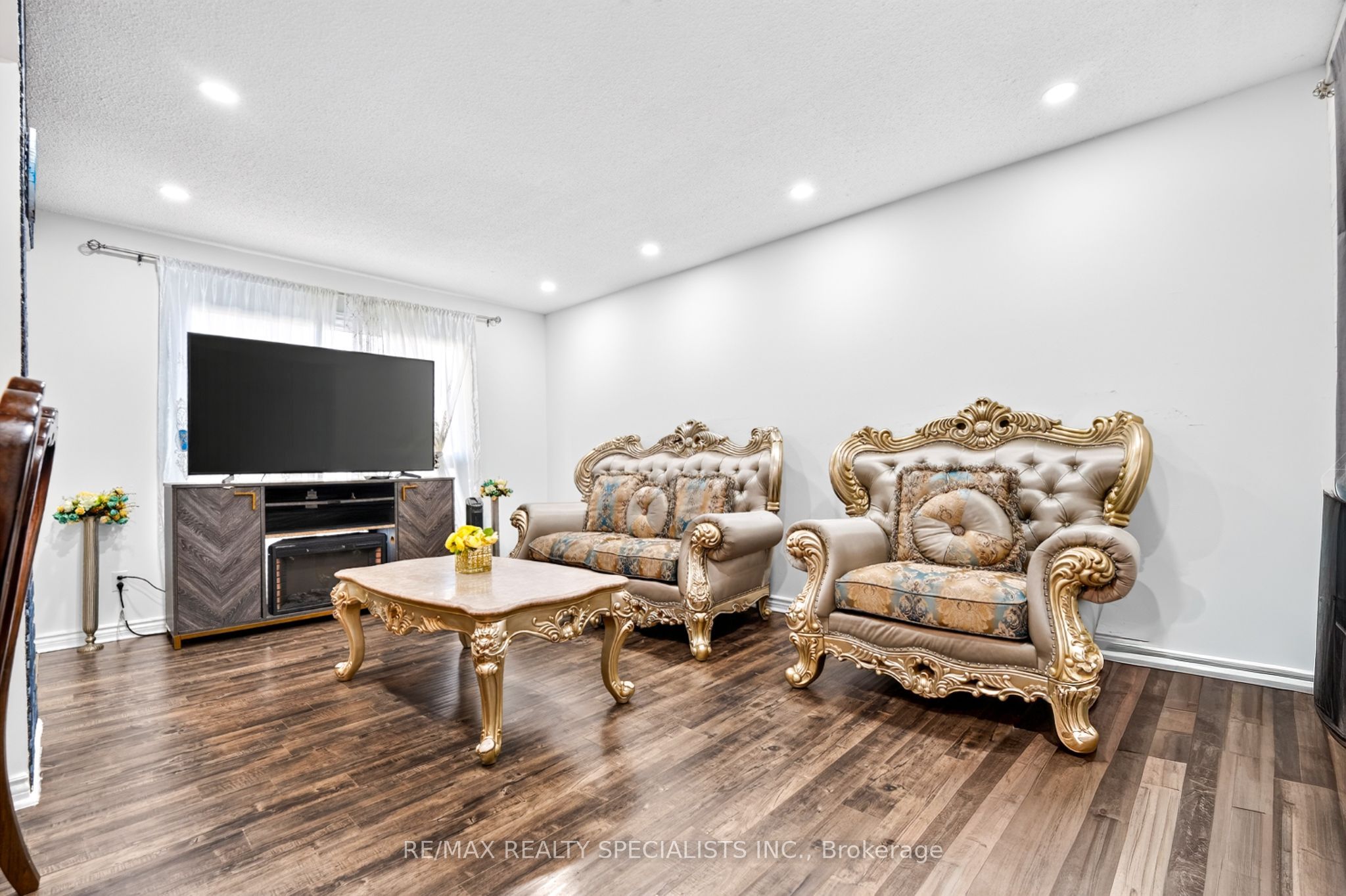 24 Garrison Square Property Photo 3