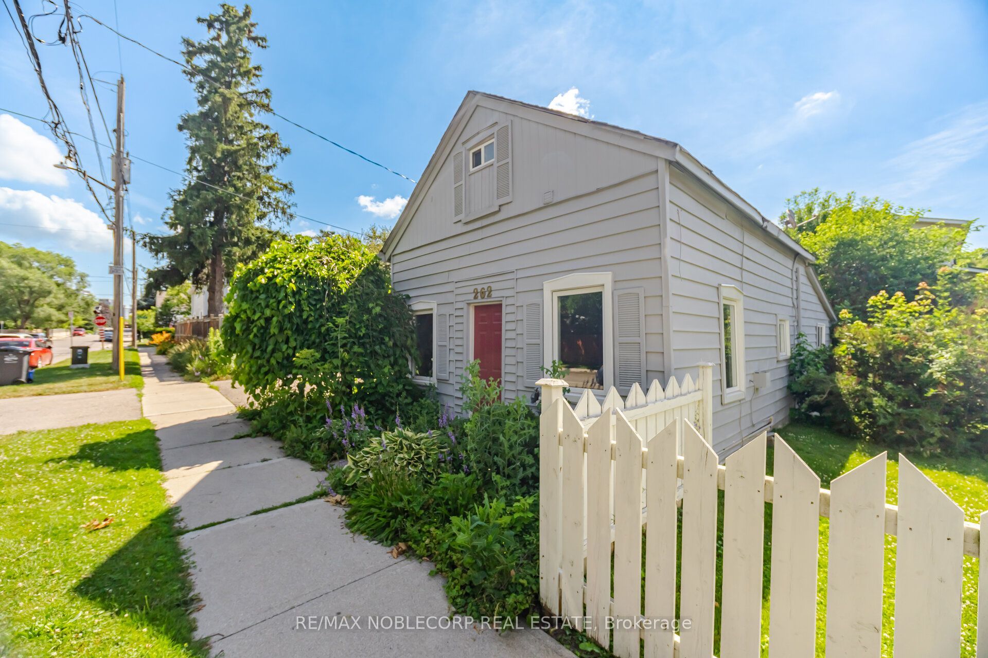 262 Pine Street Property Photo 4