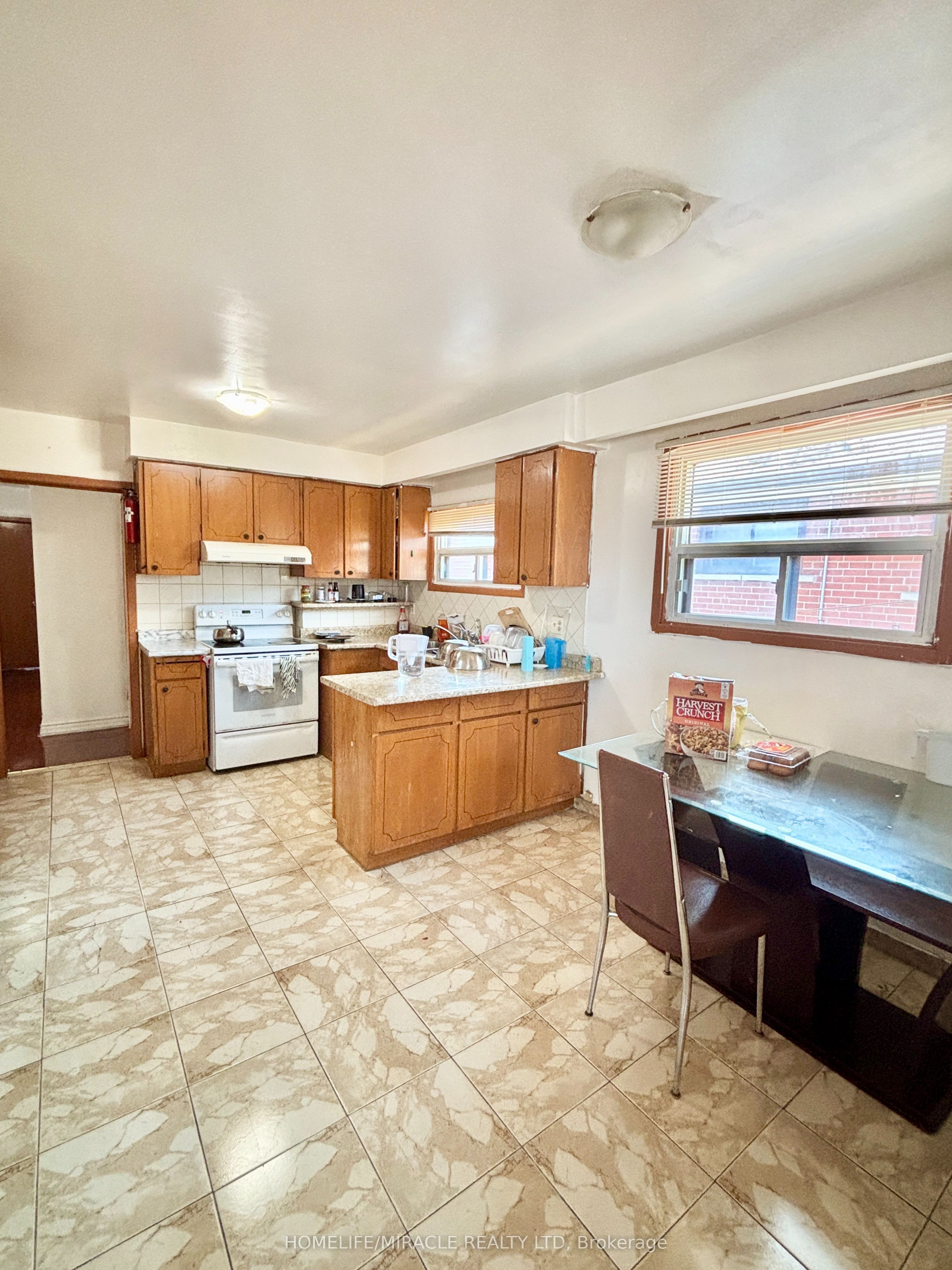 7276 Shallford Road Property Photo 3