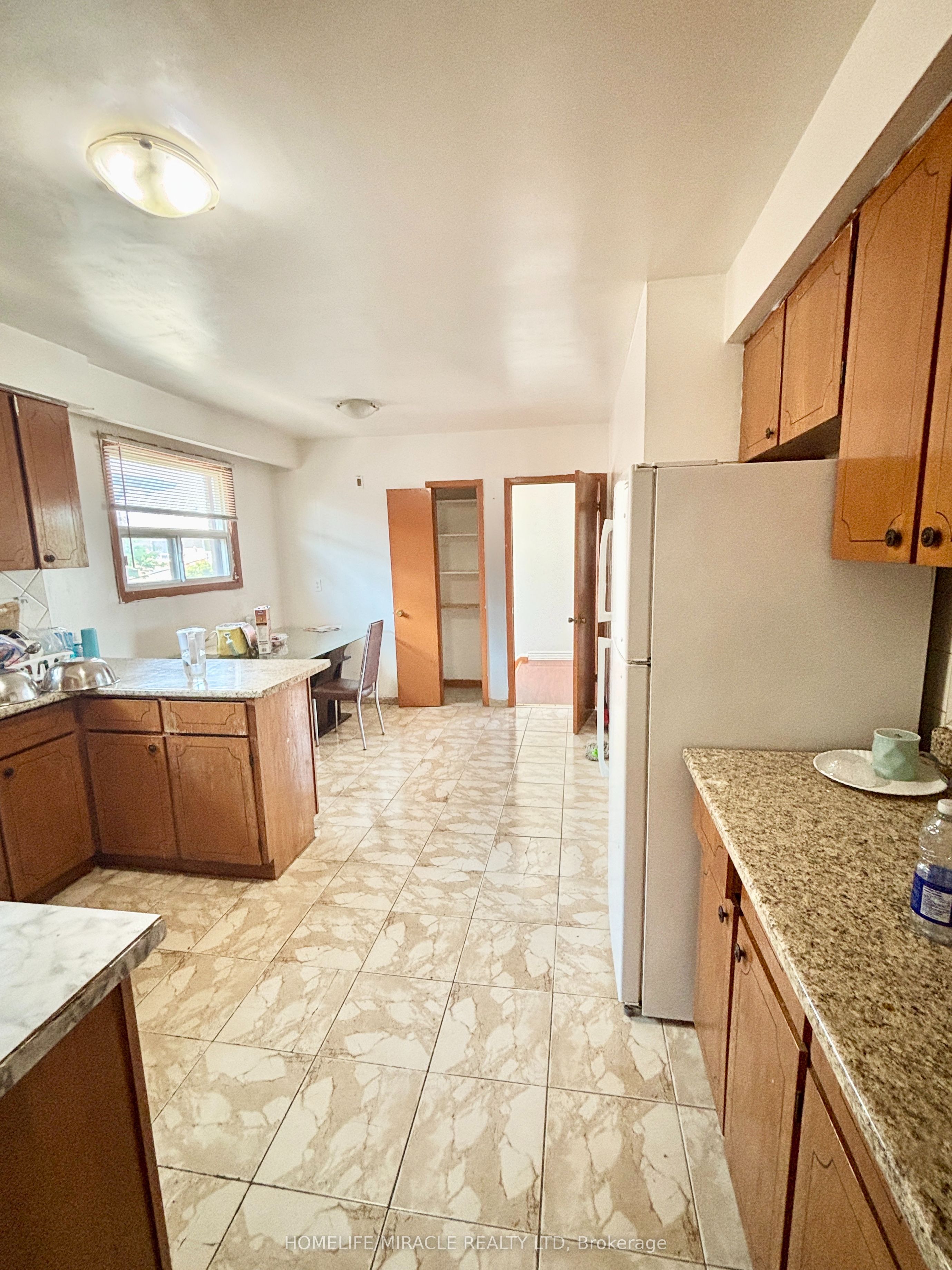 7276 Shallford Road Property Photo 4