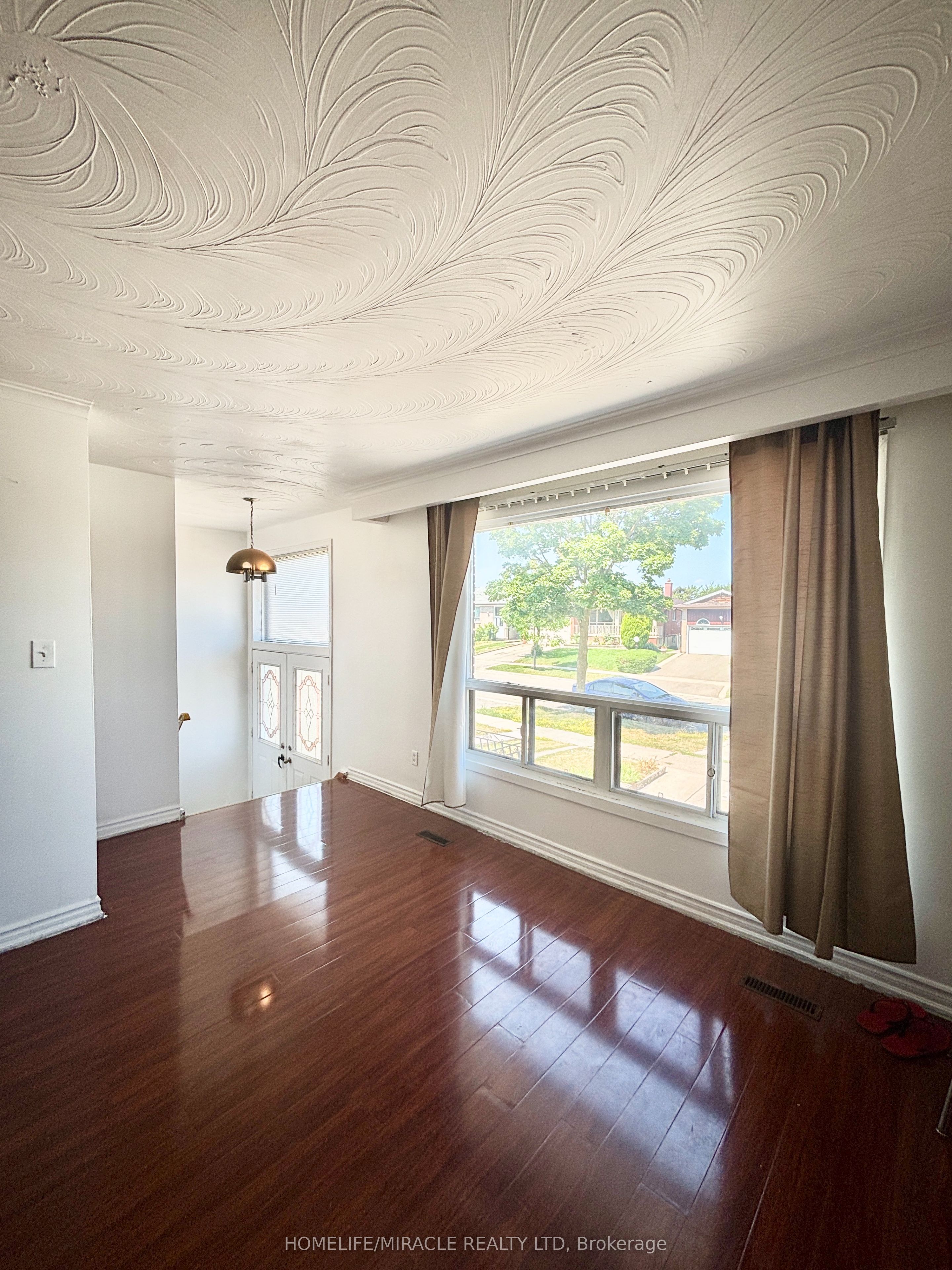 7276 Shallford Road Property Photo 6