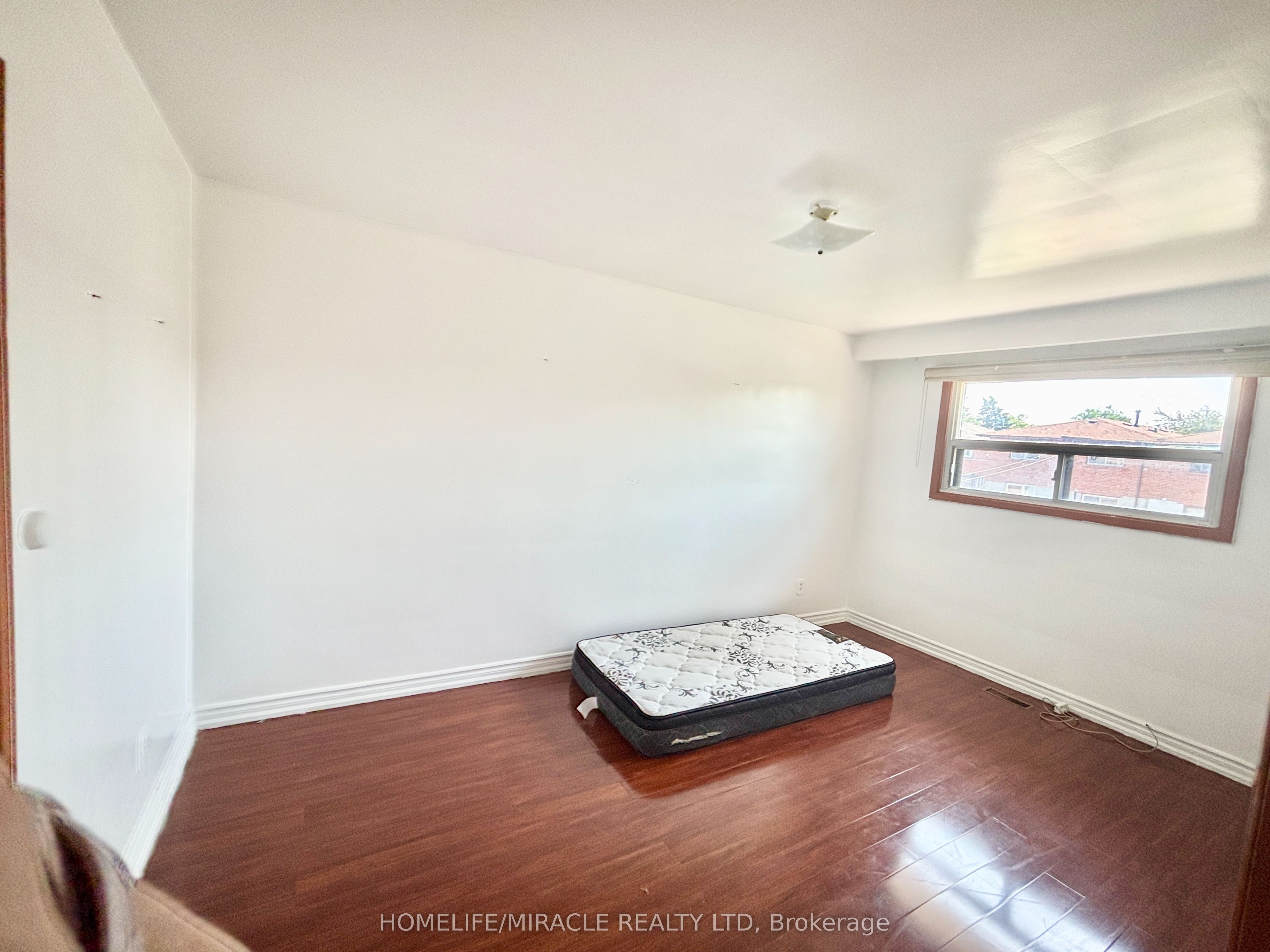 7276 Shallford Road Property Photo 7