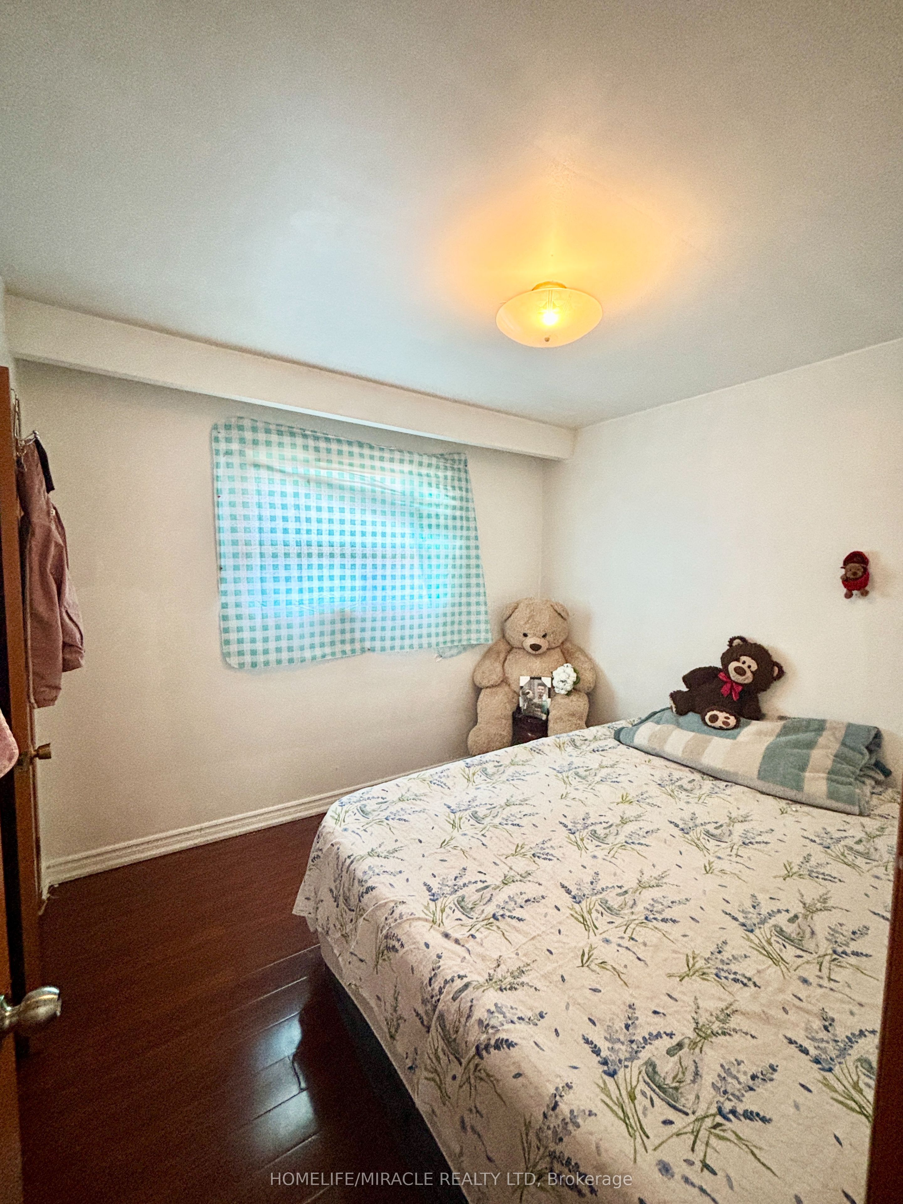 7276 Shallford Road Property Photo 8