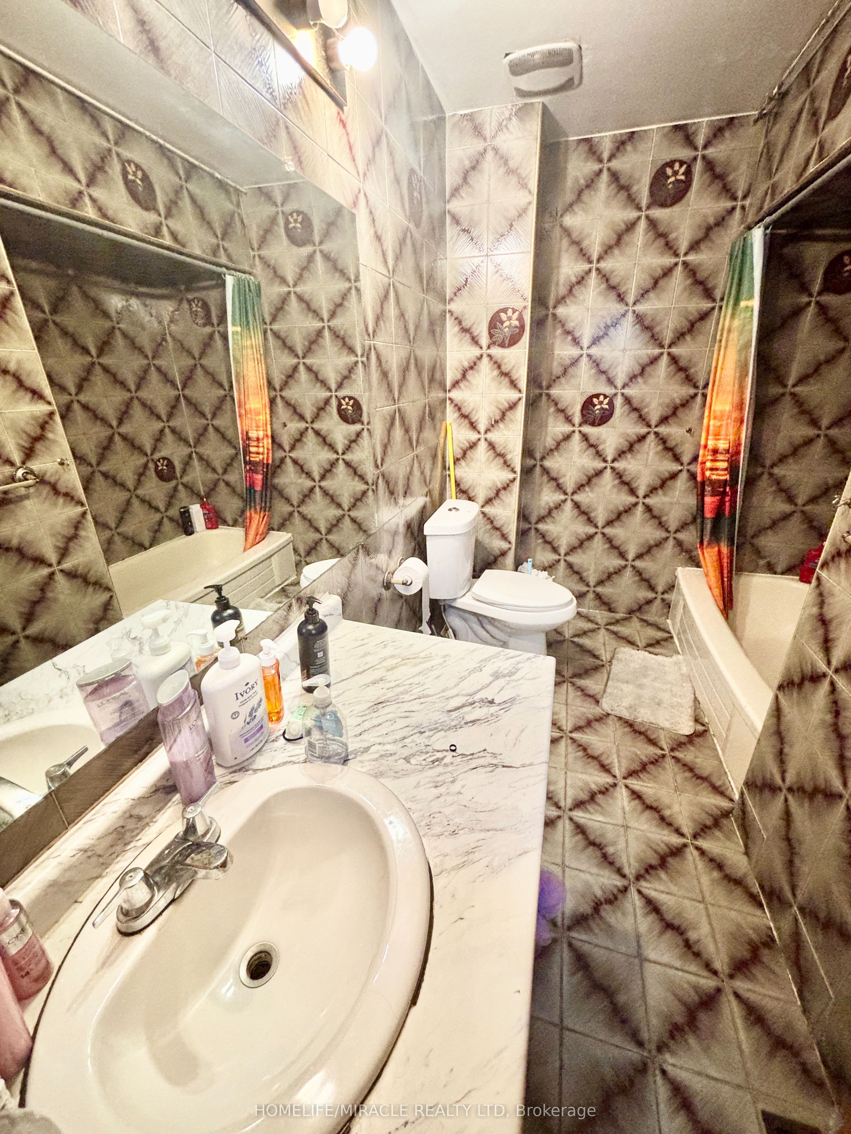 7276 Shallford Road Property Photo 9