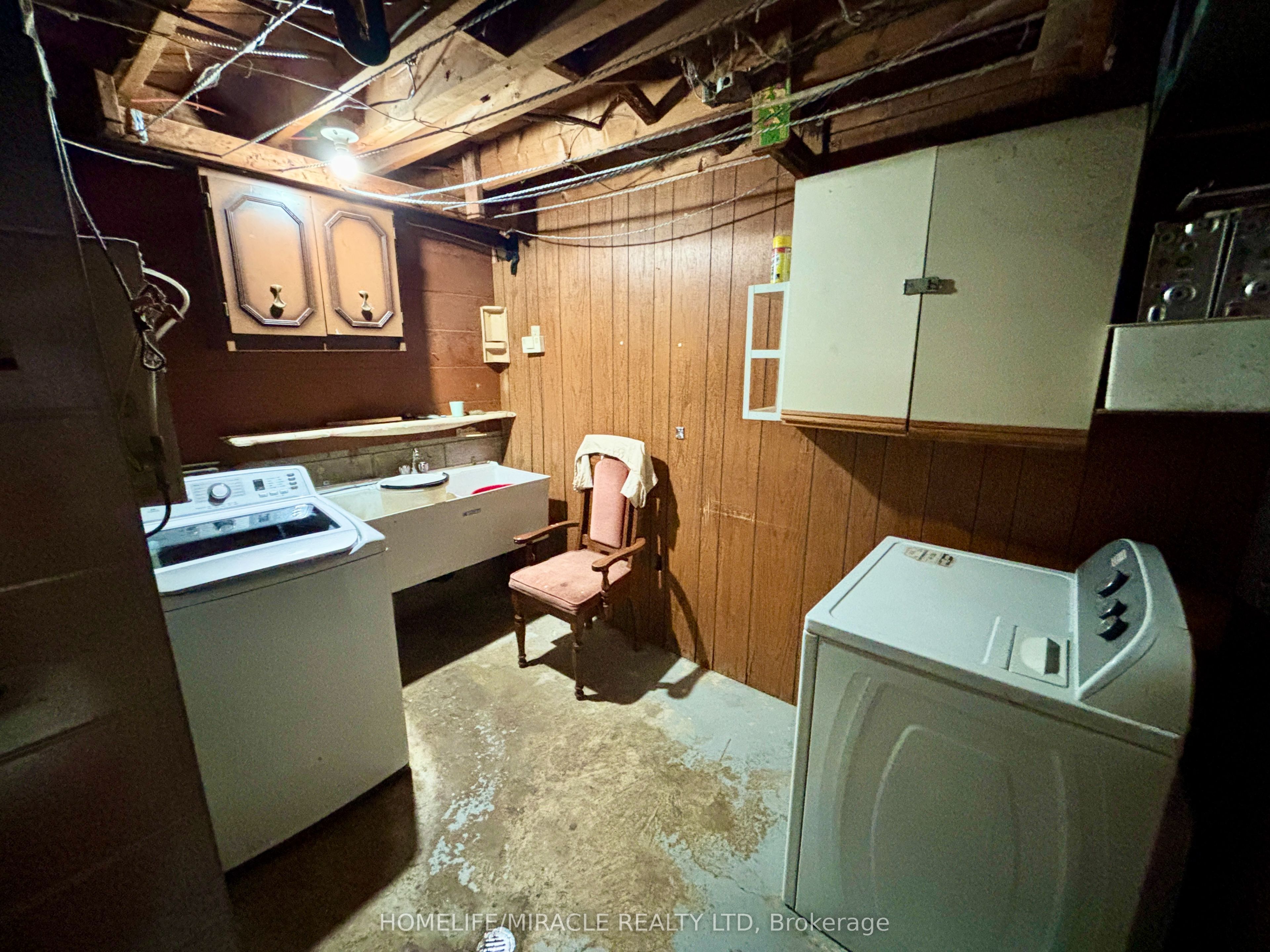 7276 Shallford Road Property Photo 10