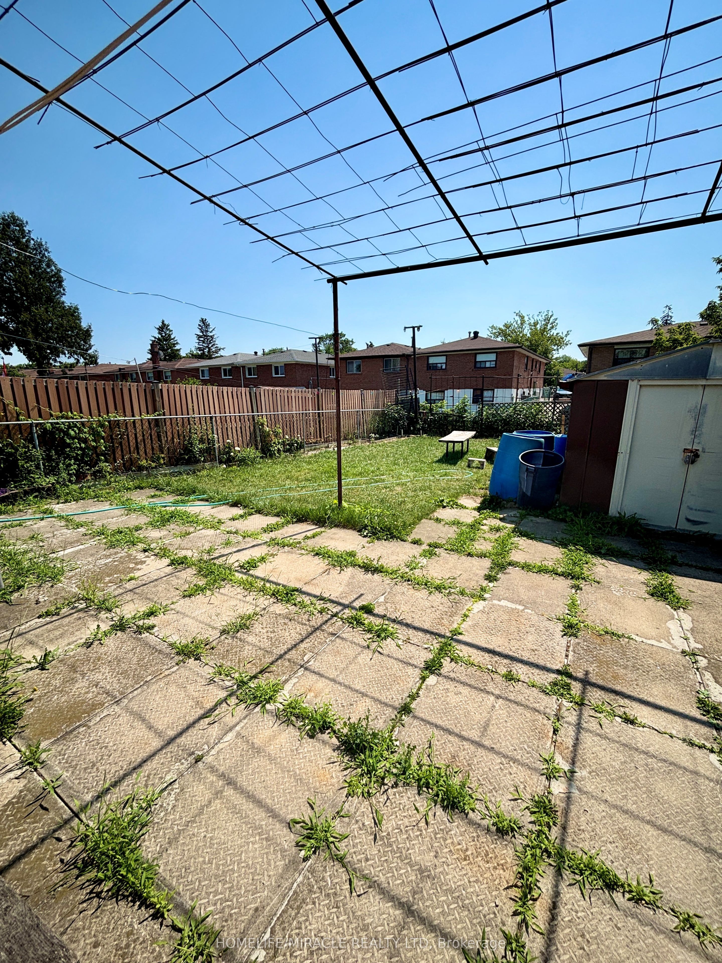 7276 Shallford Road Property Photo 11
