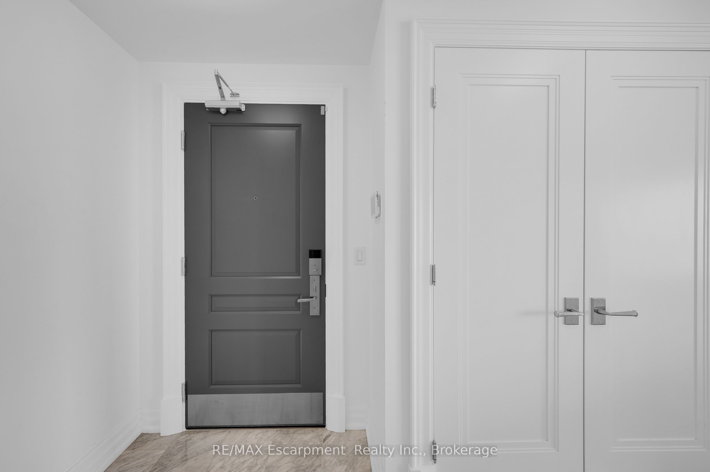2060 Lakeshore Road 605 Property Photo 5